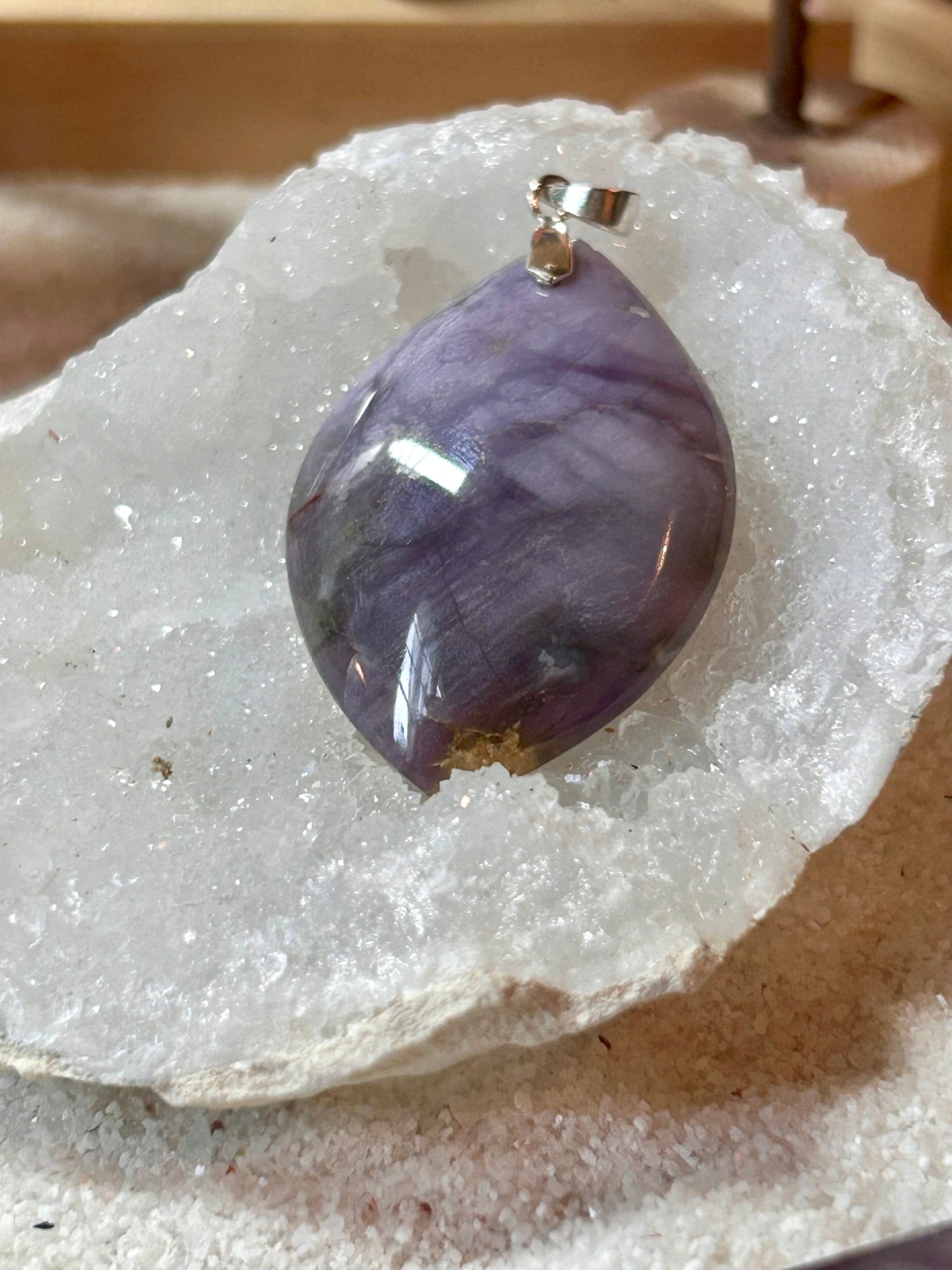 Pendentif d’opale violette