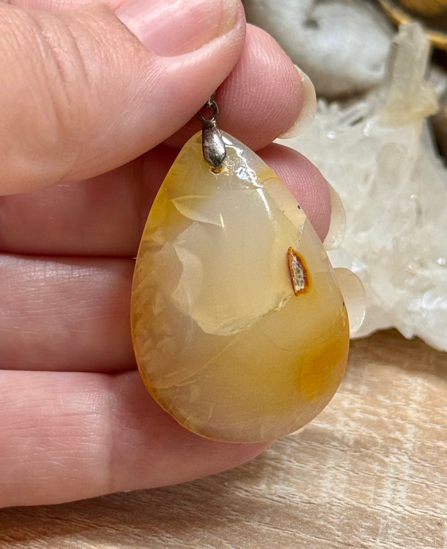 Pendentif en cornaline bombée