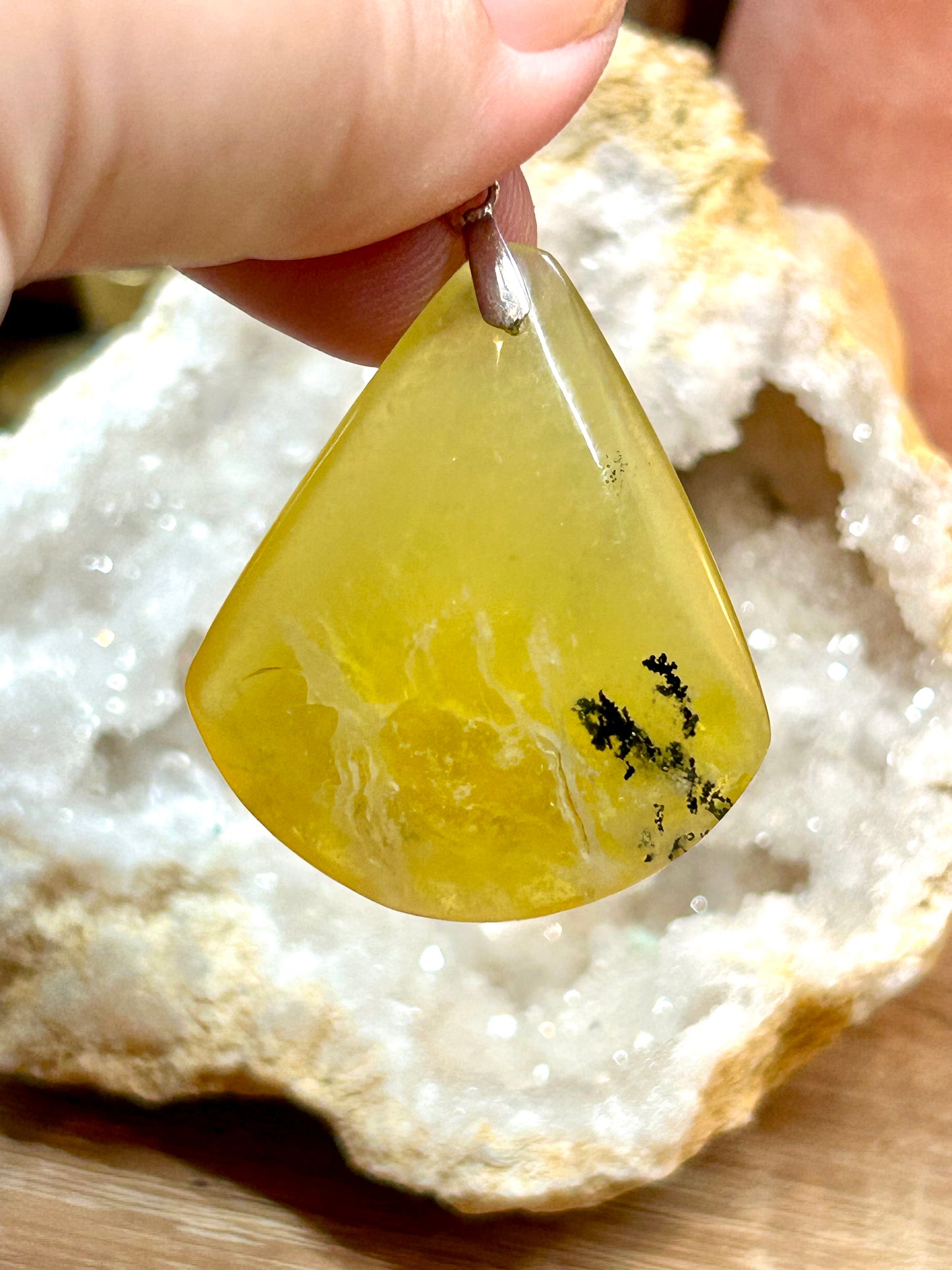 Pendentif d’opale jaune
