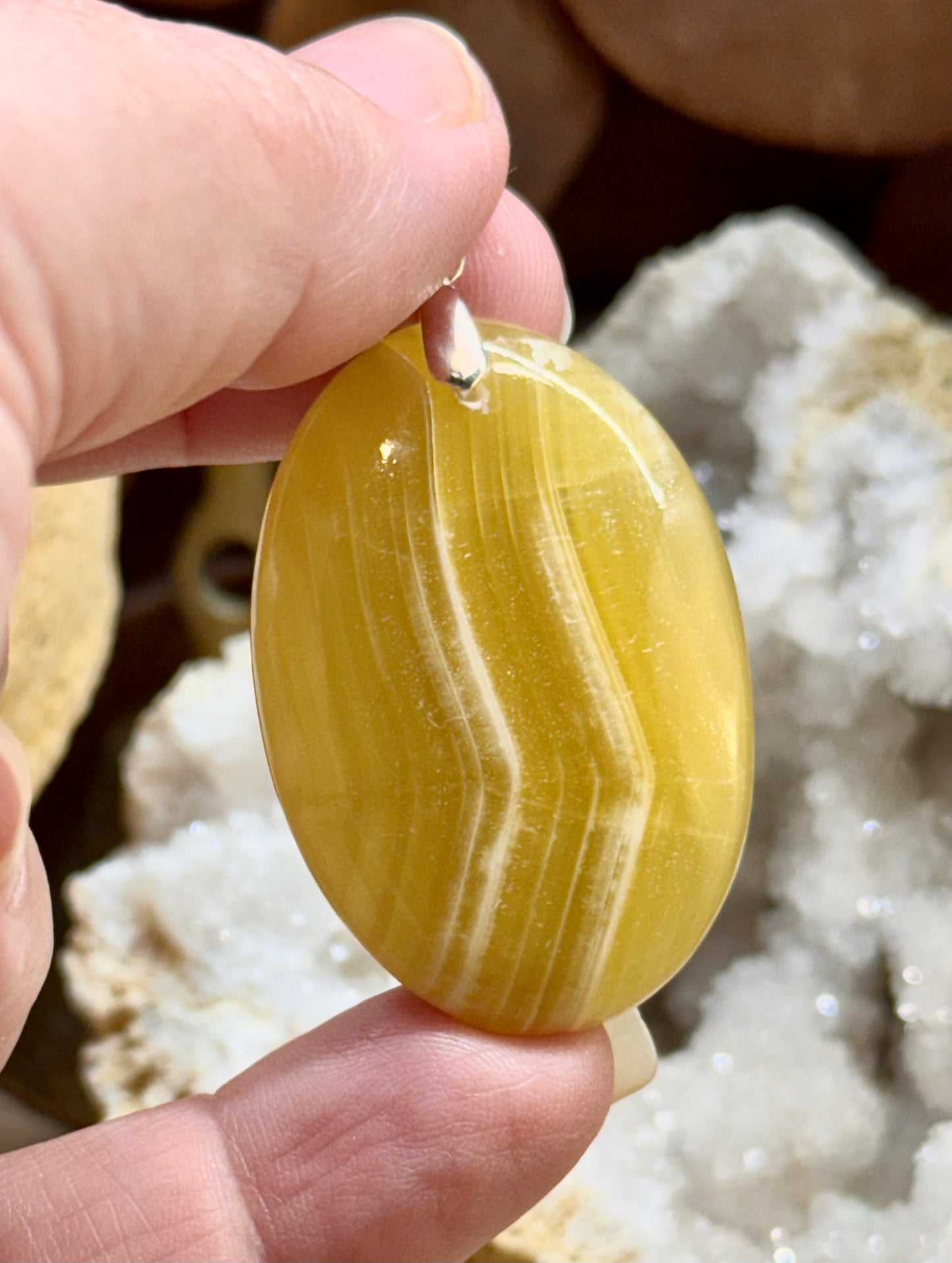 Pendentif d’aragonite jaune