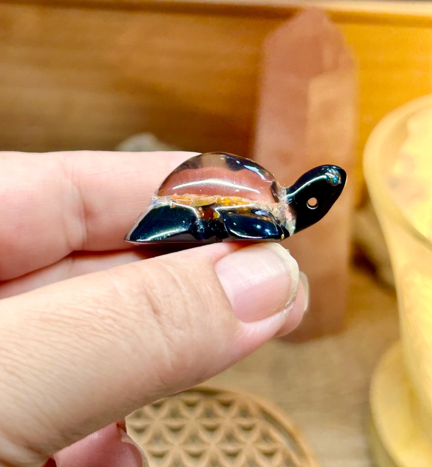 Pendentif tortue en résine et opale wello
