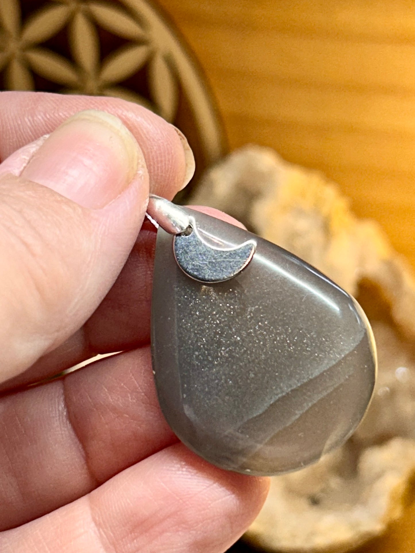 Pendentif de pierre de lune grise