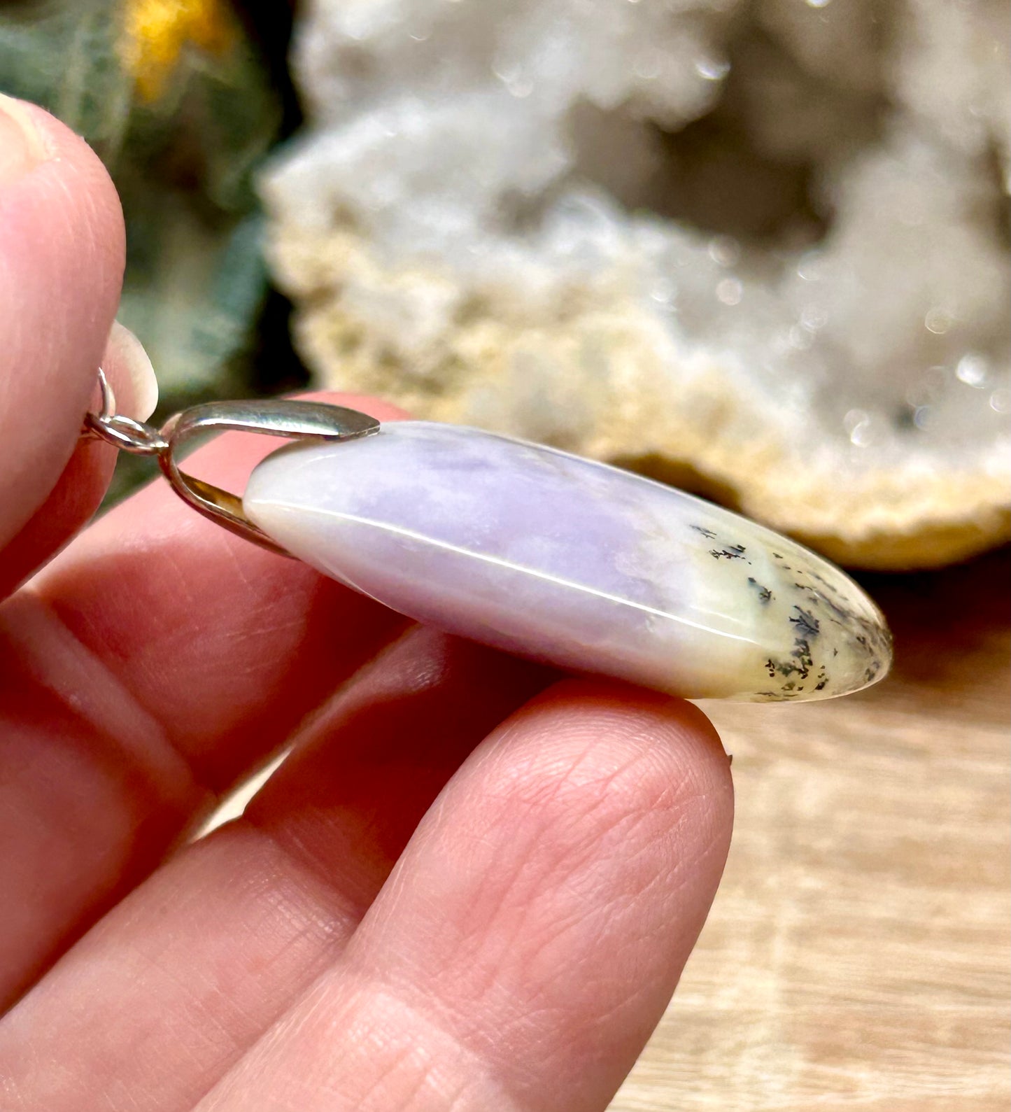 Pendentif d’opale violette