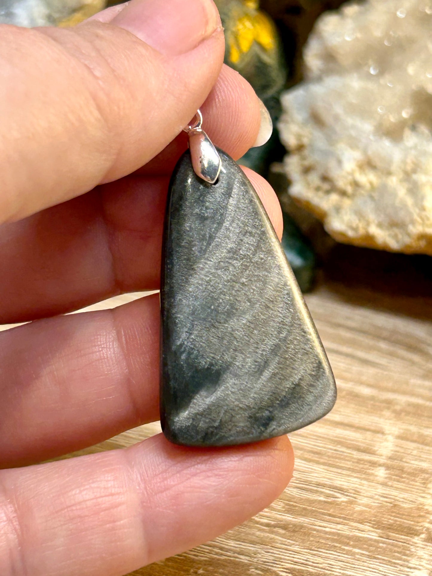 Pendentif d’obsidienne argentée