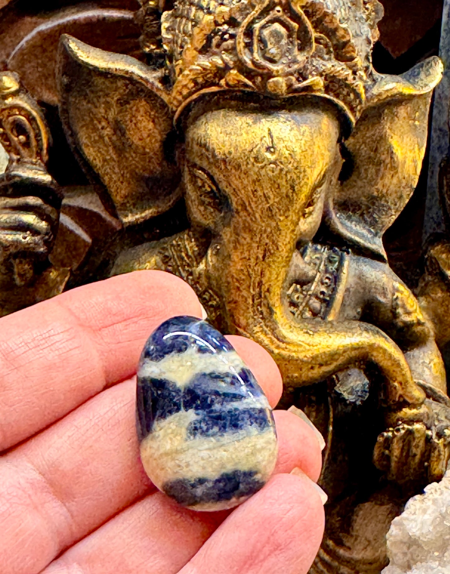 Pierre percée de Sodalite