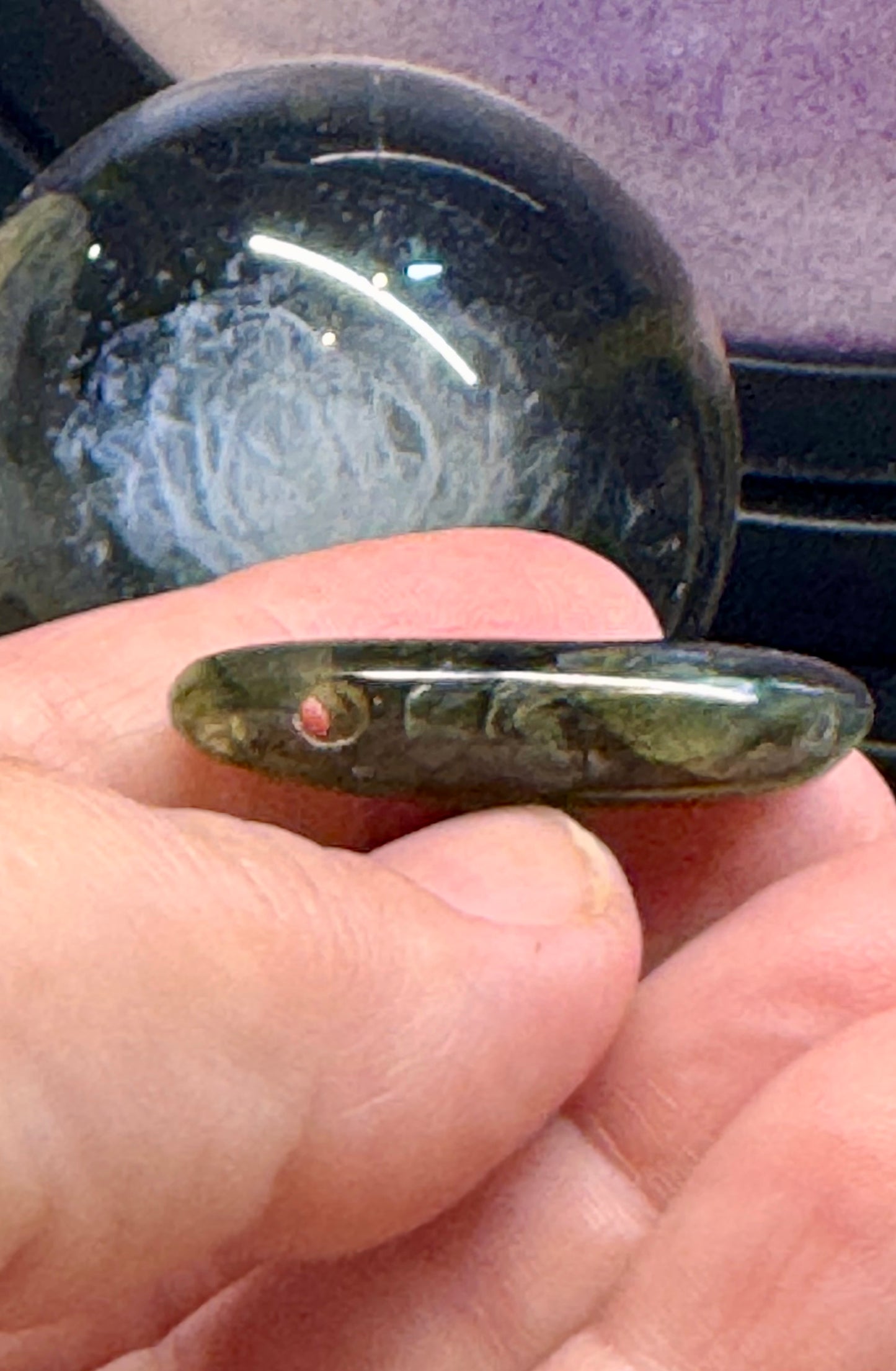 Pierre percée de labradorite