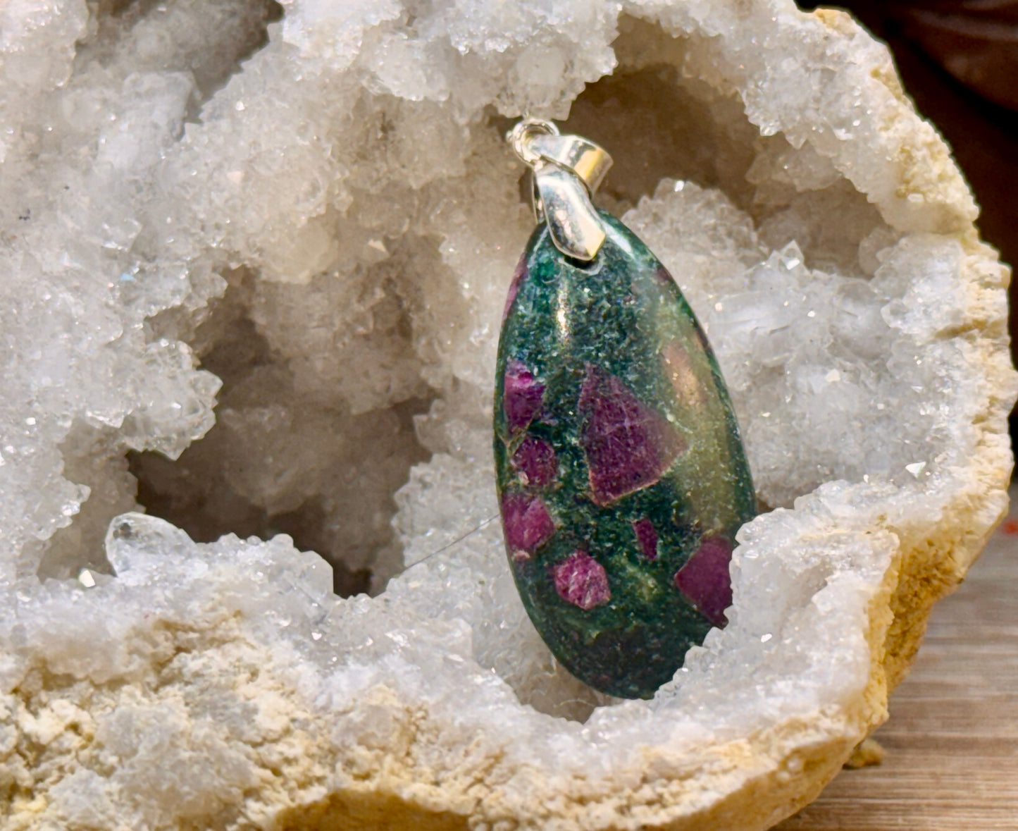 Pendentif de rubis zoïsite
