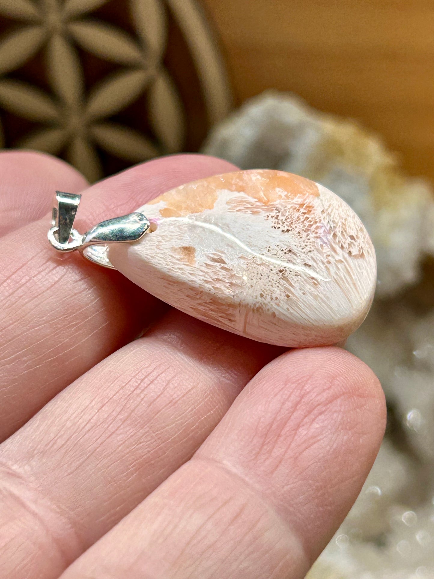 Pendentif de scolécite orangée