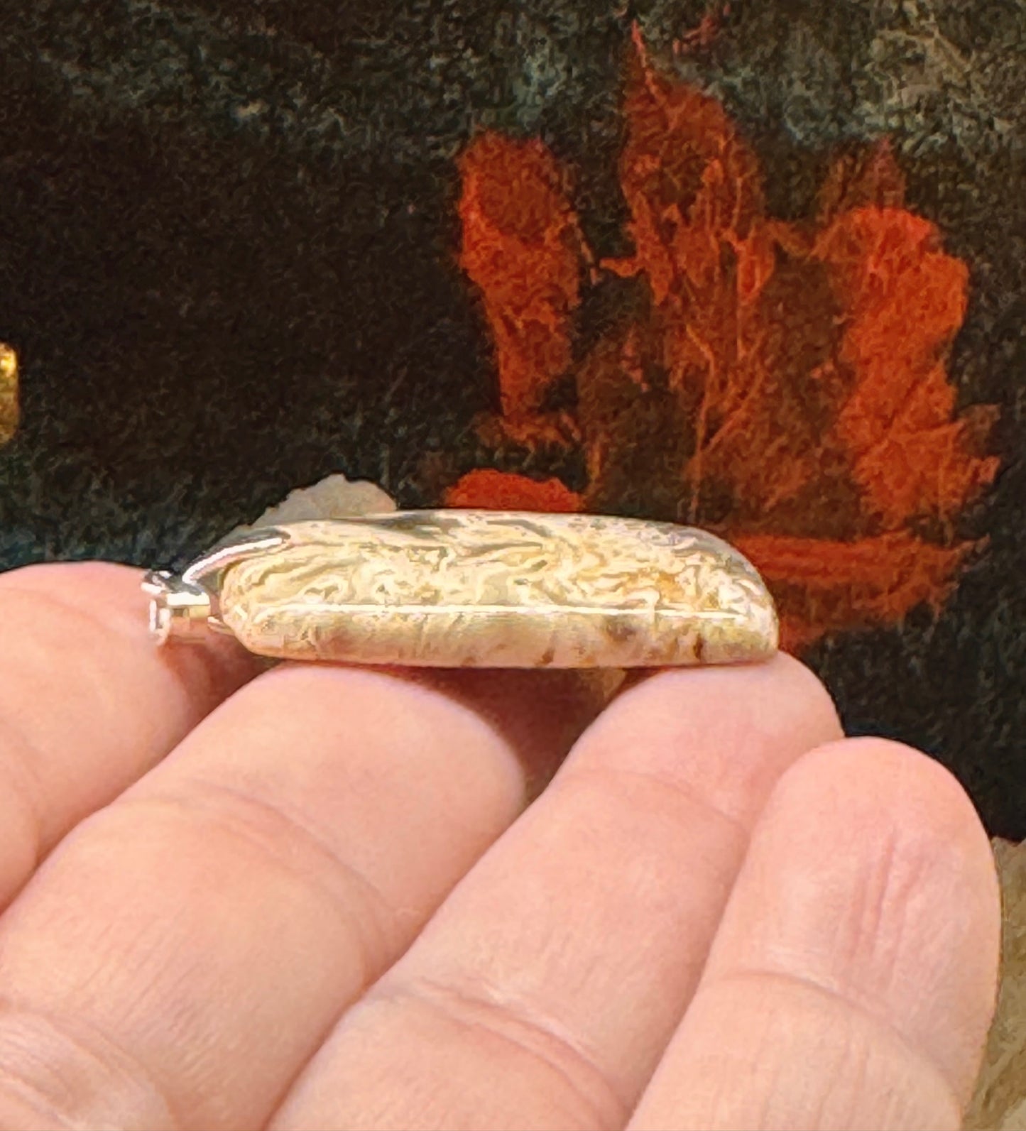 Pendentif en bois fossile