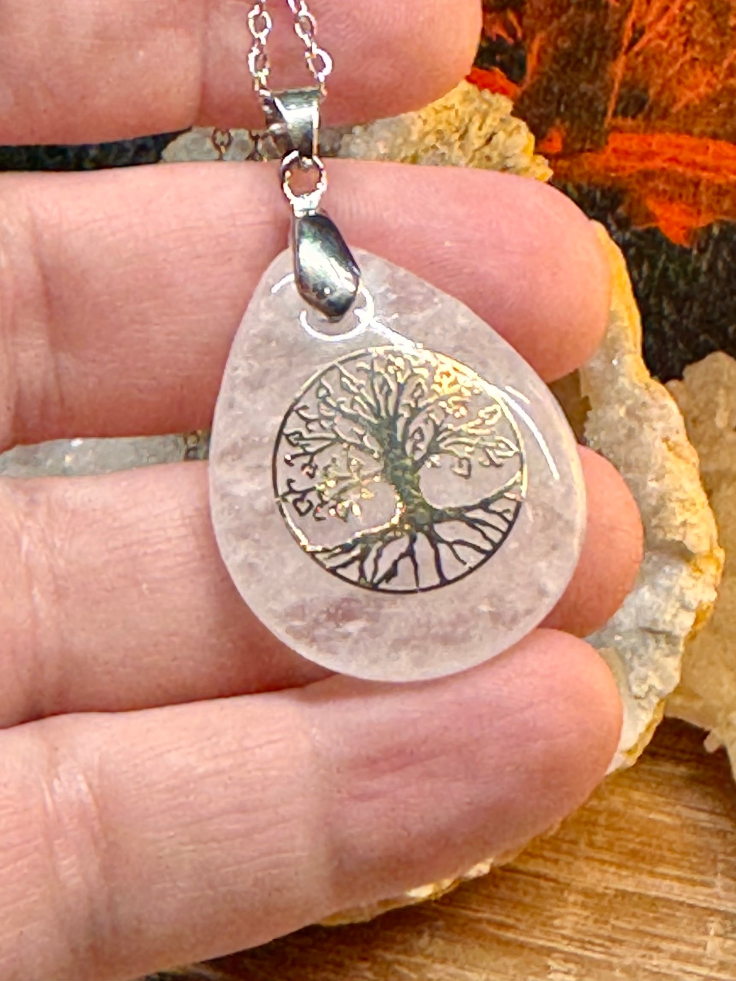 Pendentif goutte de cristal de roche arbre de vie plaqué
