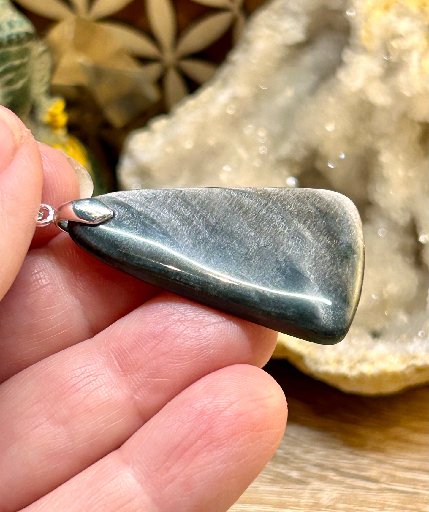 Pendentif d’obsidienne argentée