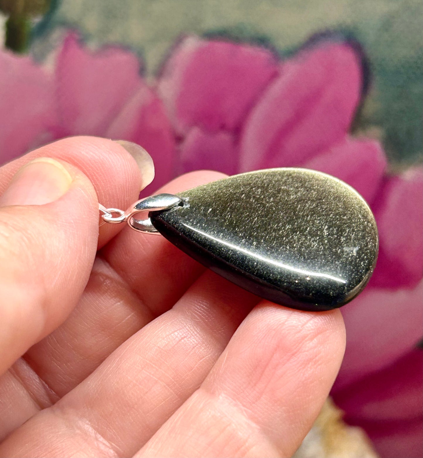 Pendentif d’obsidienne dorée