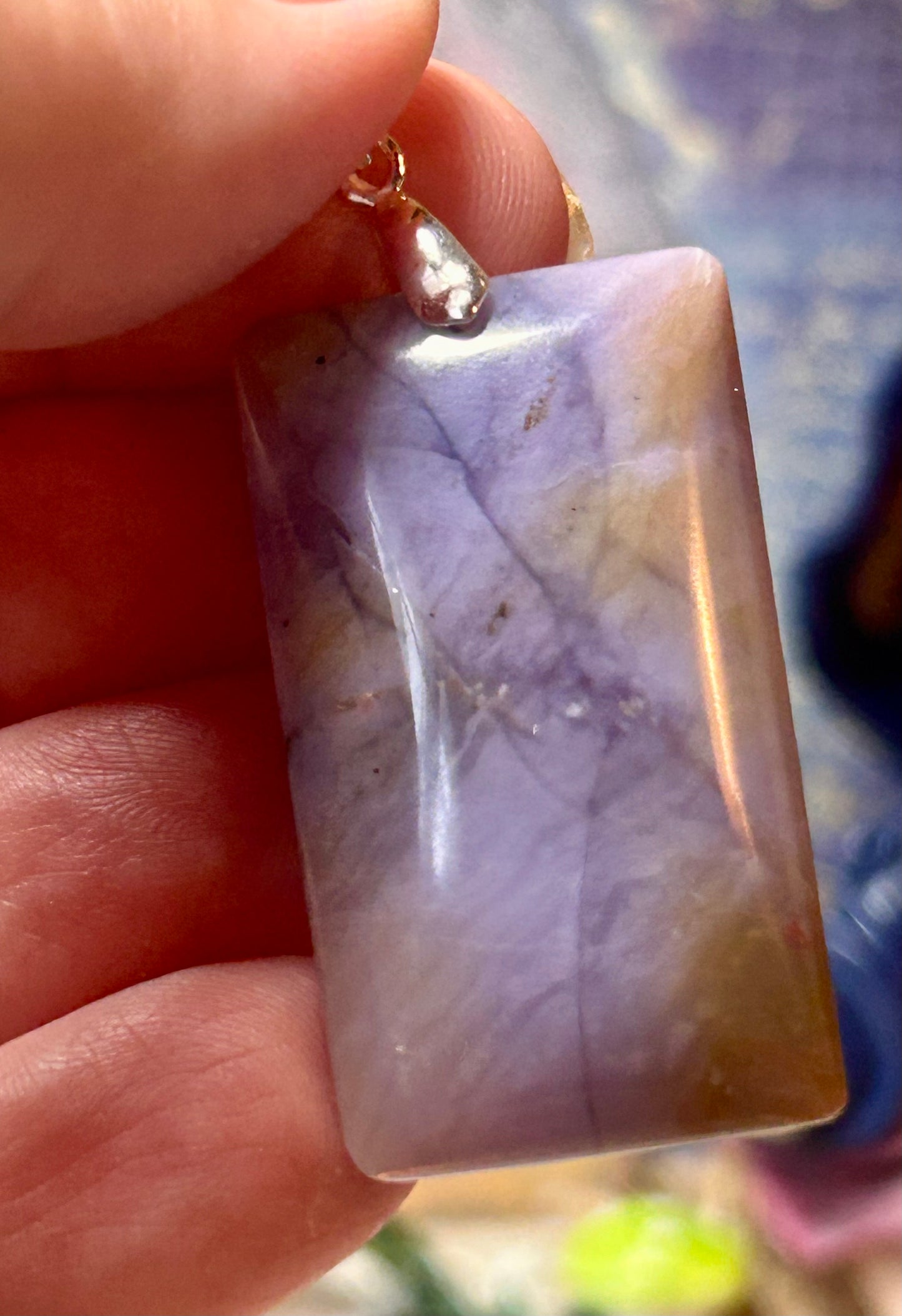Pendentif d’opale violette