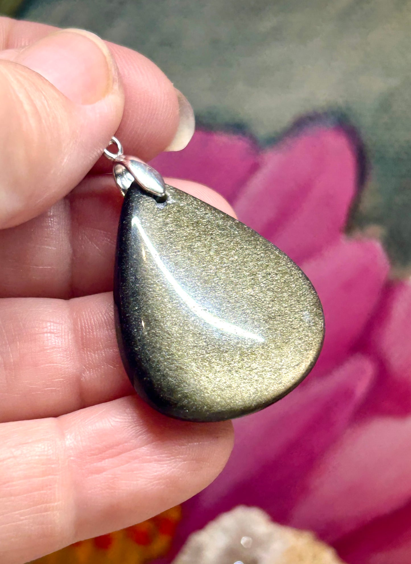 Pendentif d’obsidienne dorée