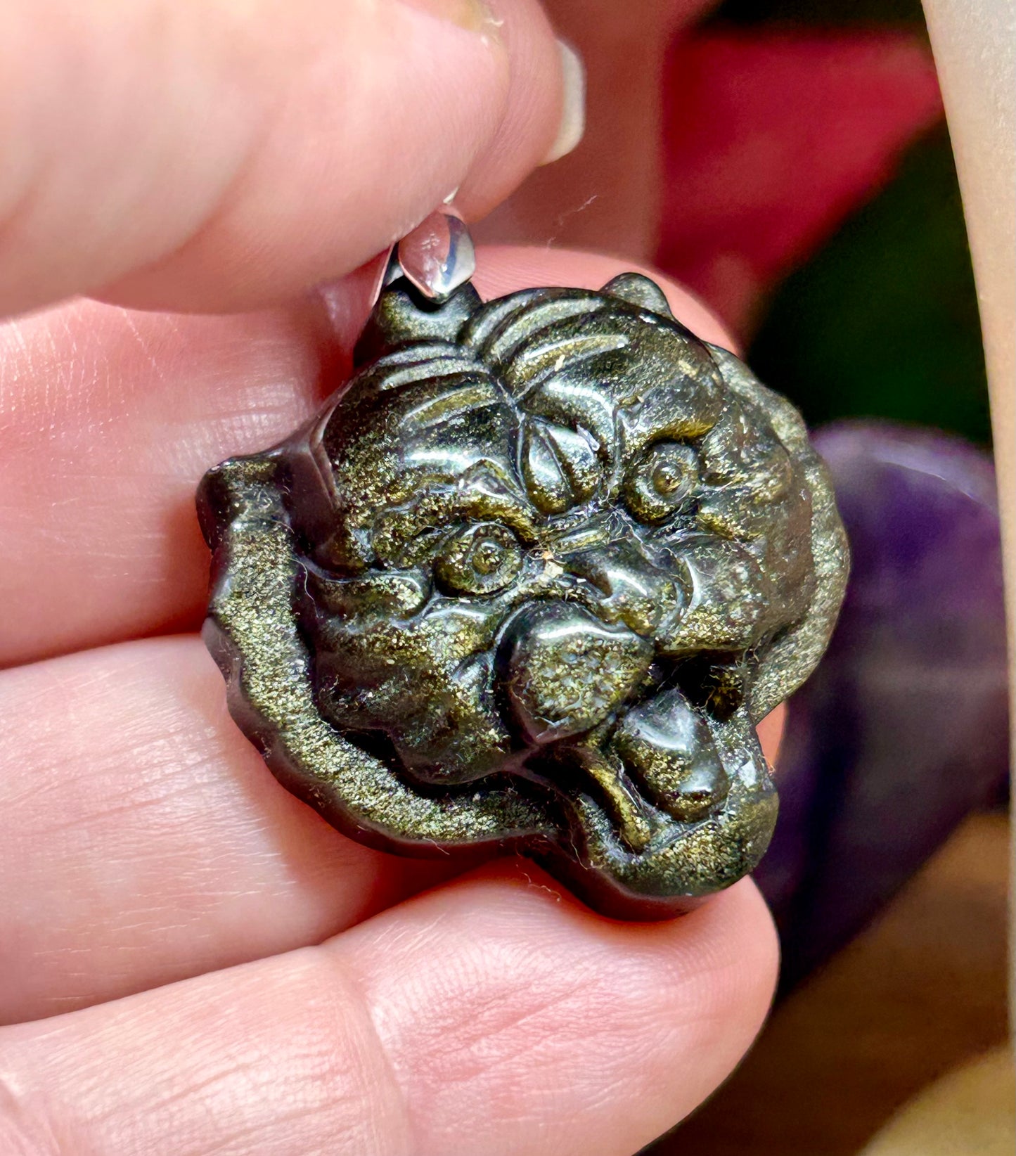Pendentif en tête de lion en obsidienne dorée