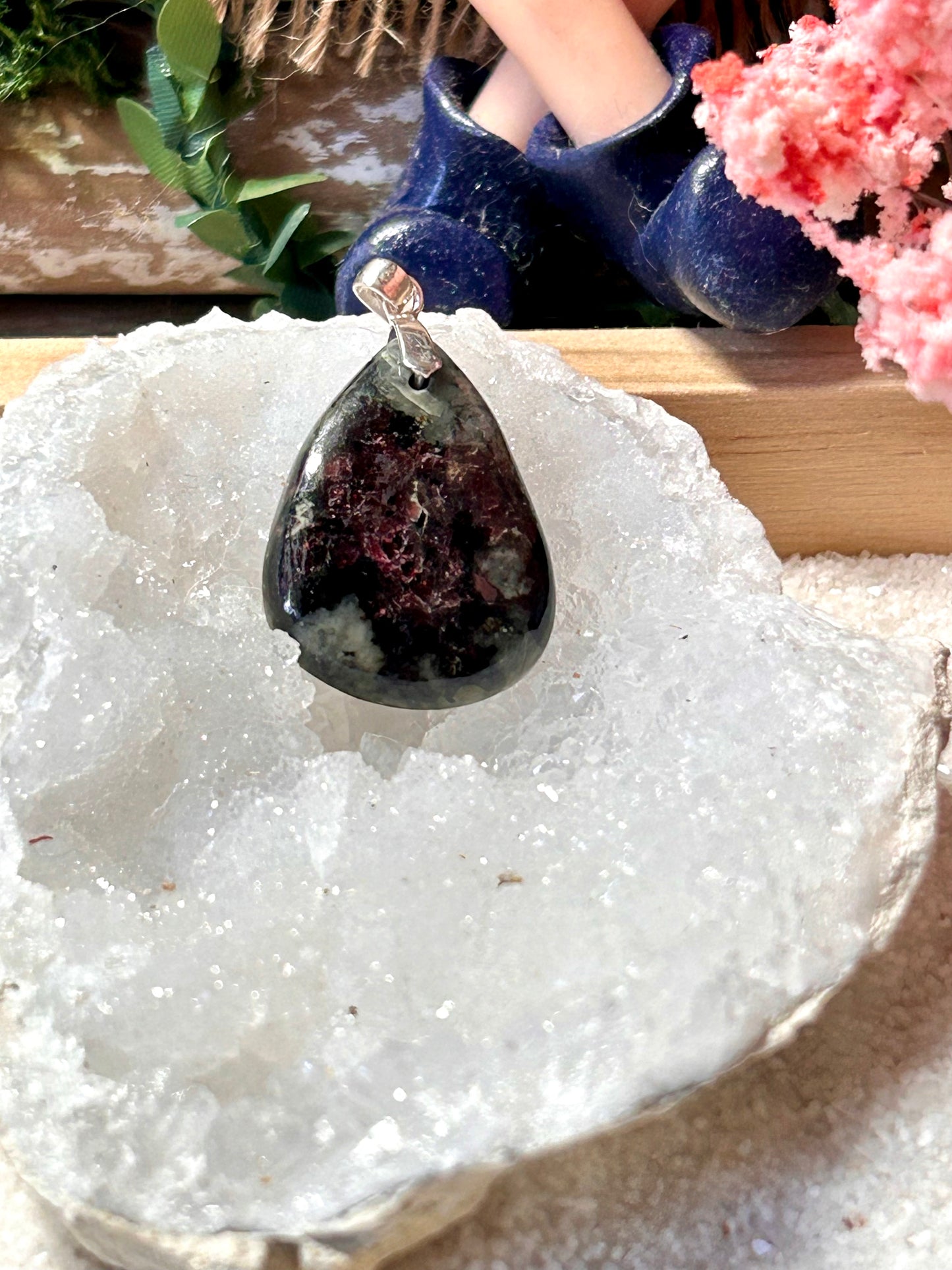 Pendentif d’eudialyte