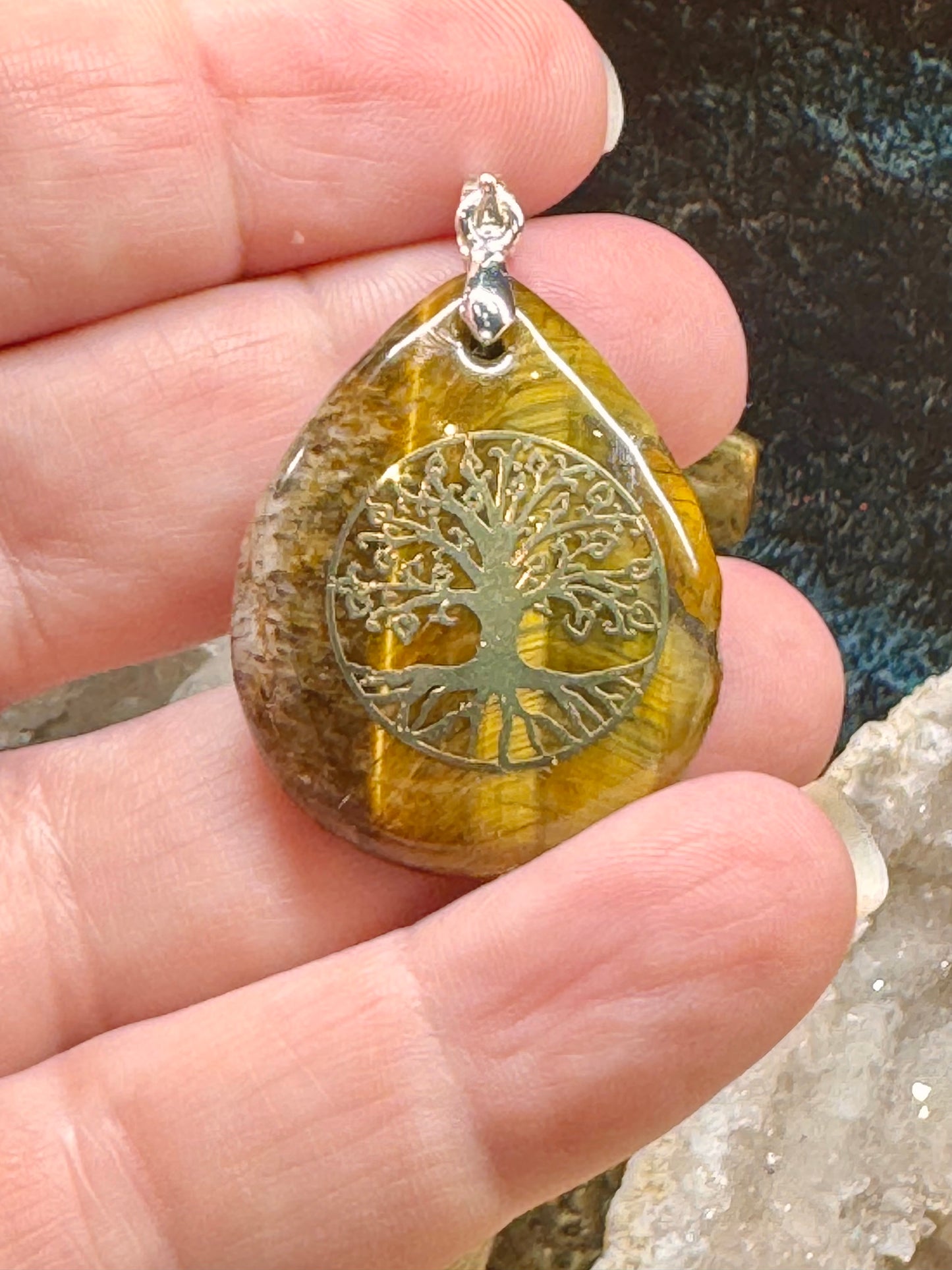 Pendentif d’œil de tigre arbre de vie