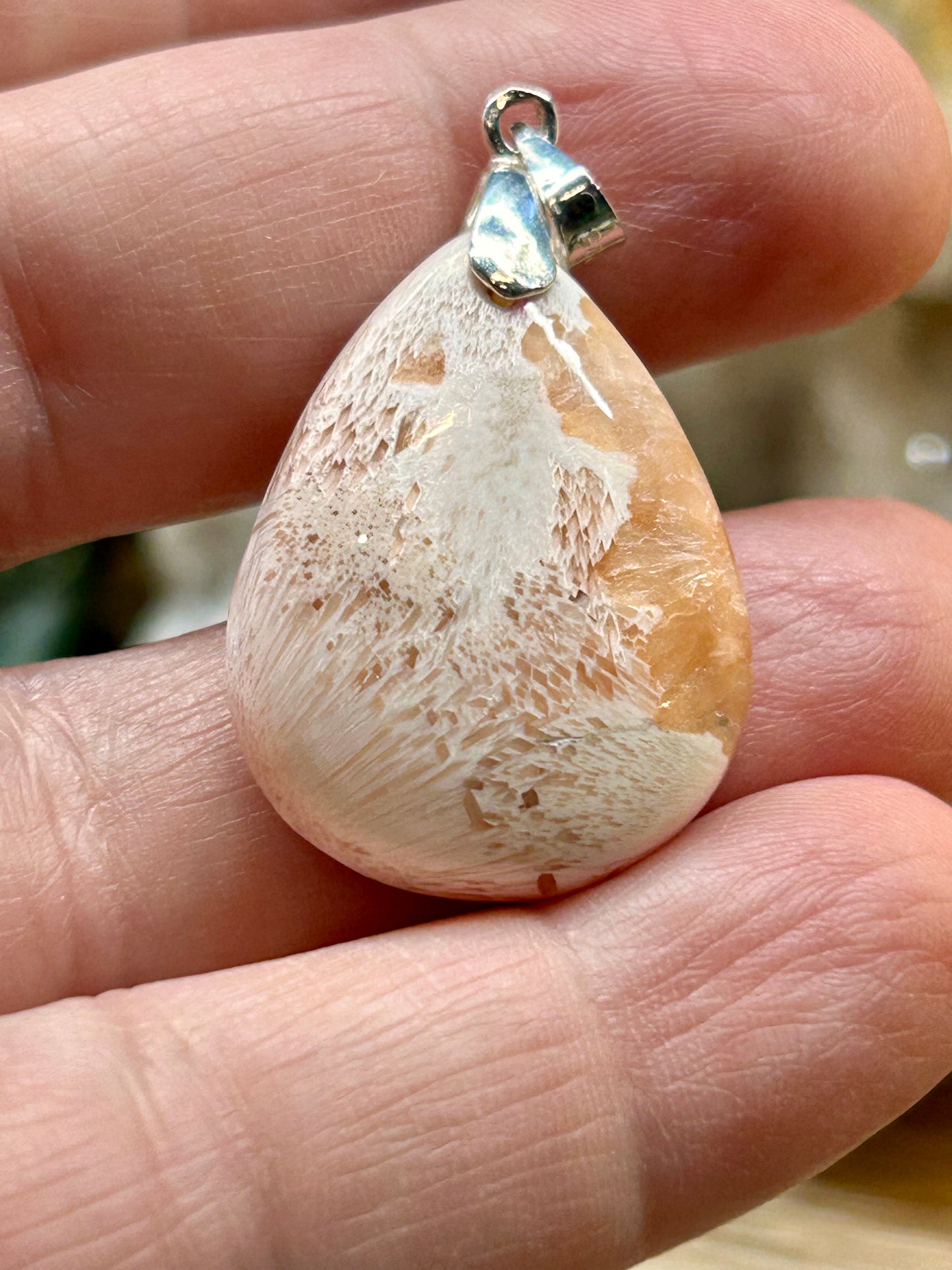 Pendentif de scolécite orangée