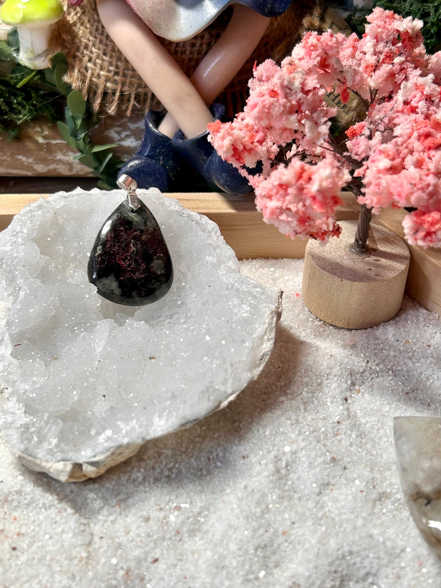 Pendentif d’eudialyte