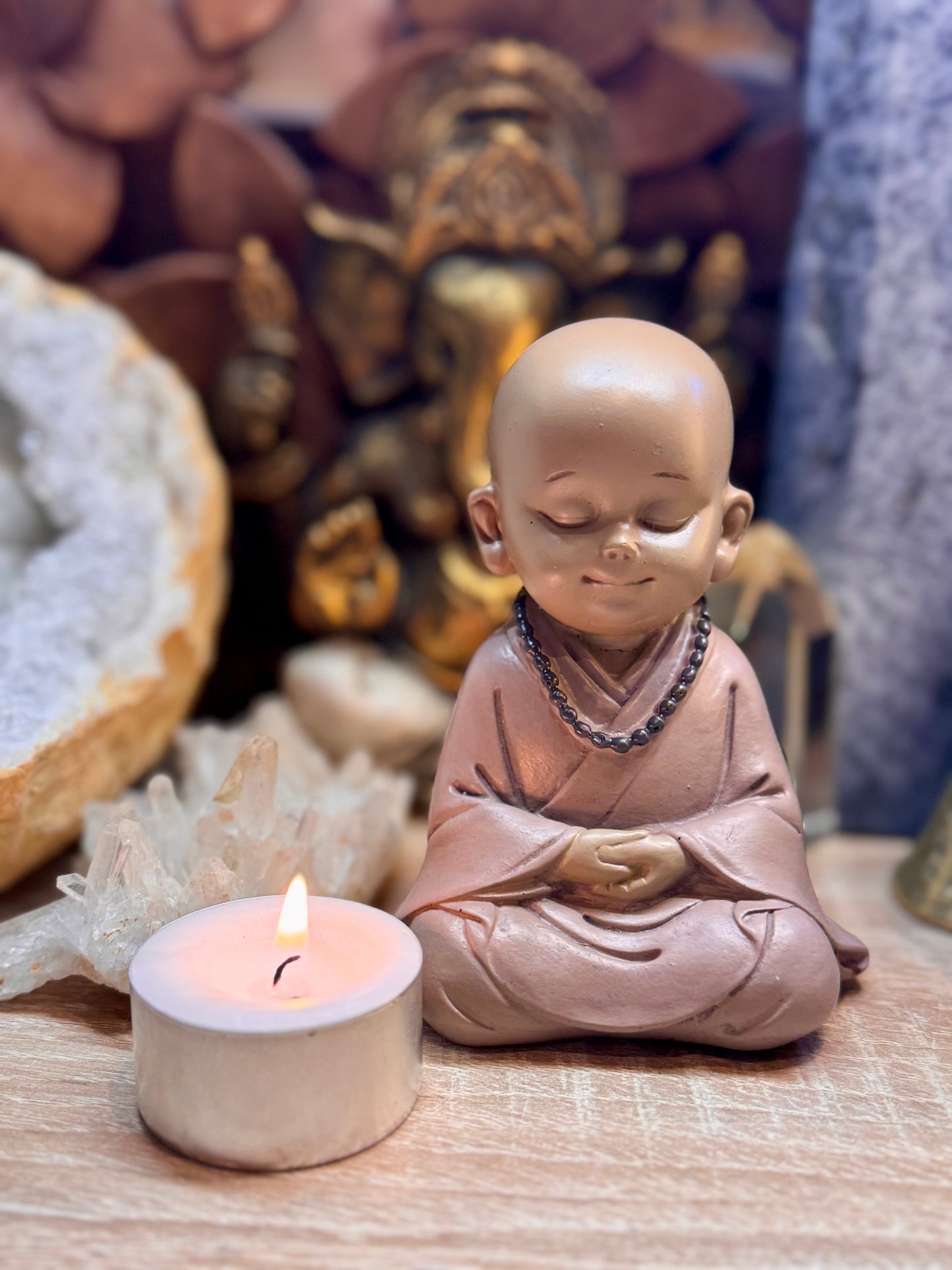Bébé Bouddha en prière