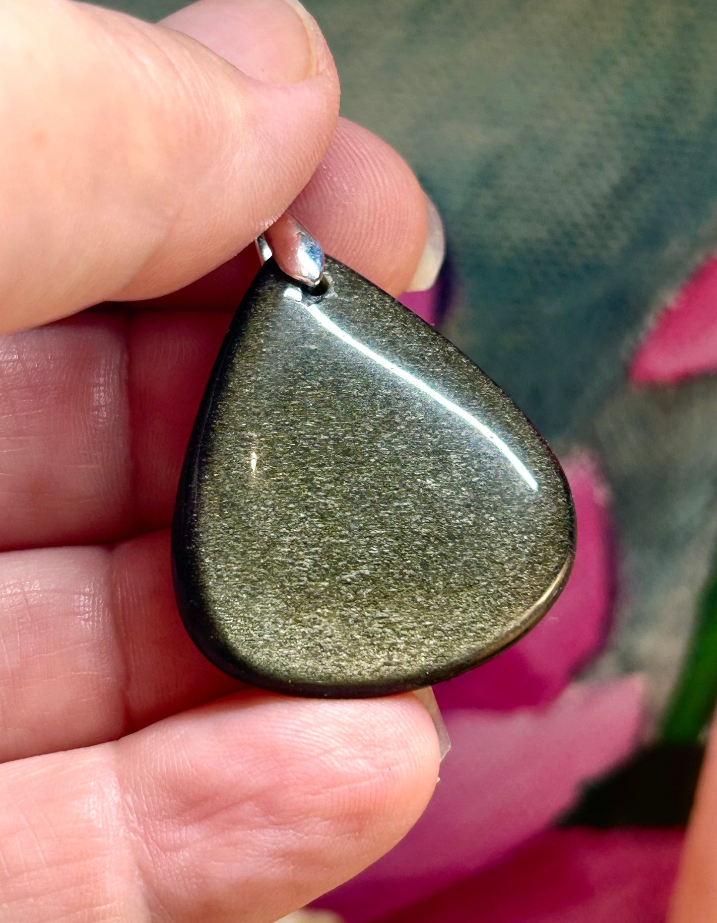 Pendentif d’obsidienne dorée