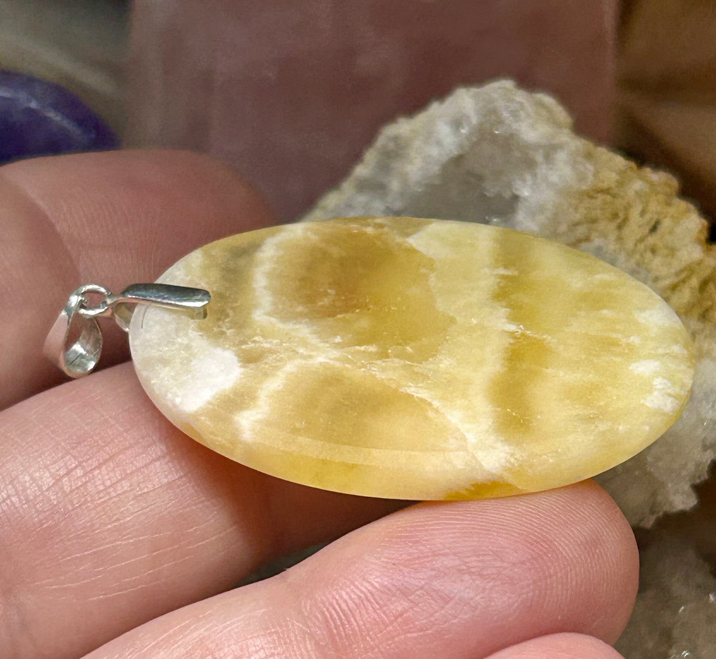 Pendentif d’aragonite jaune