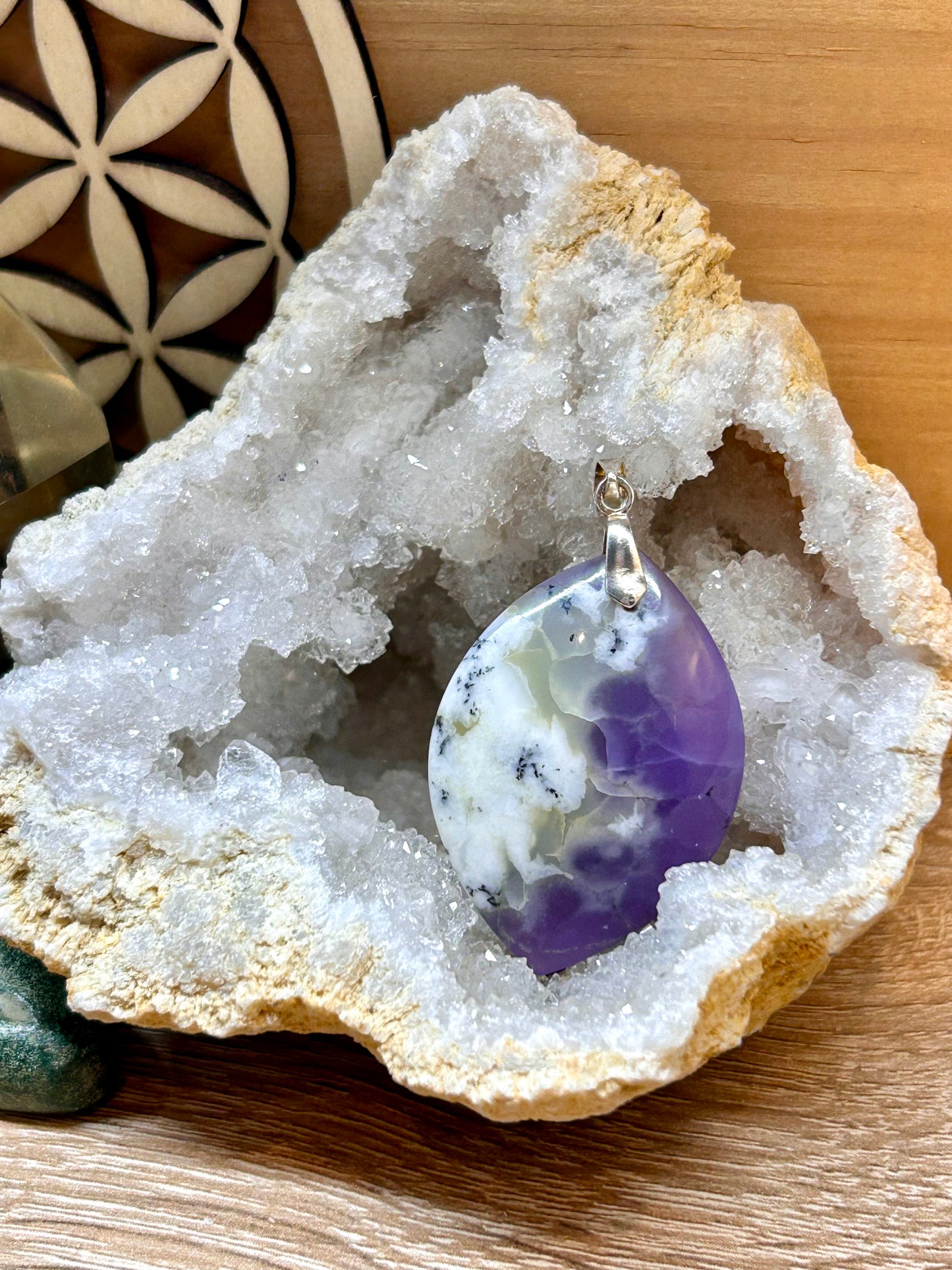 Pendentif d’opale violette
