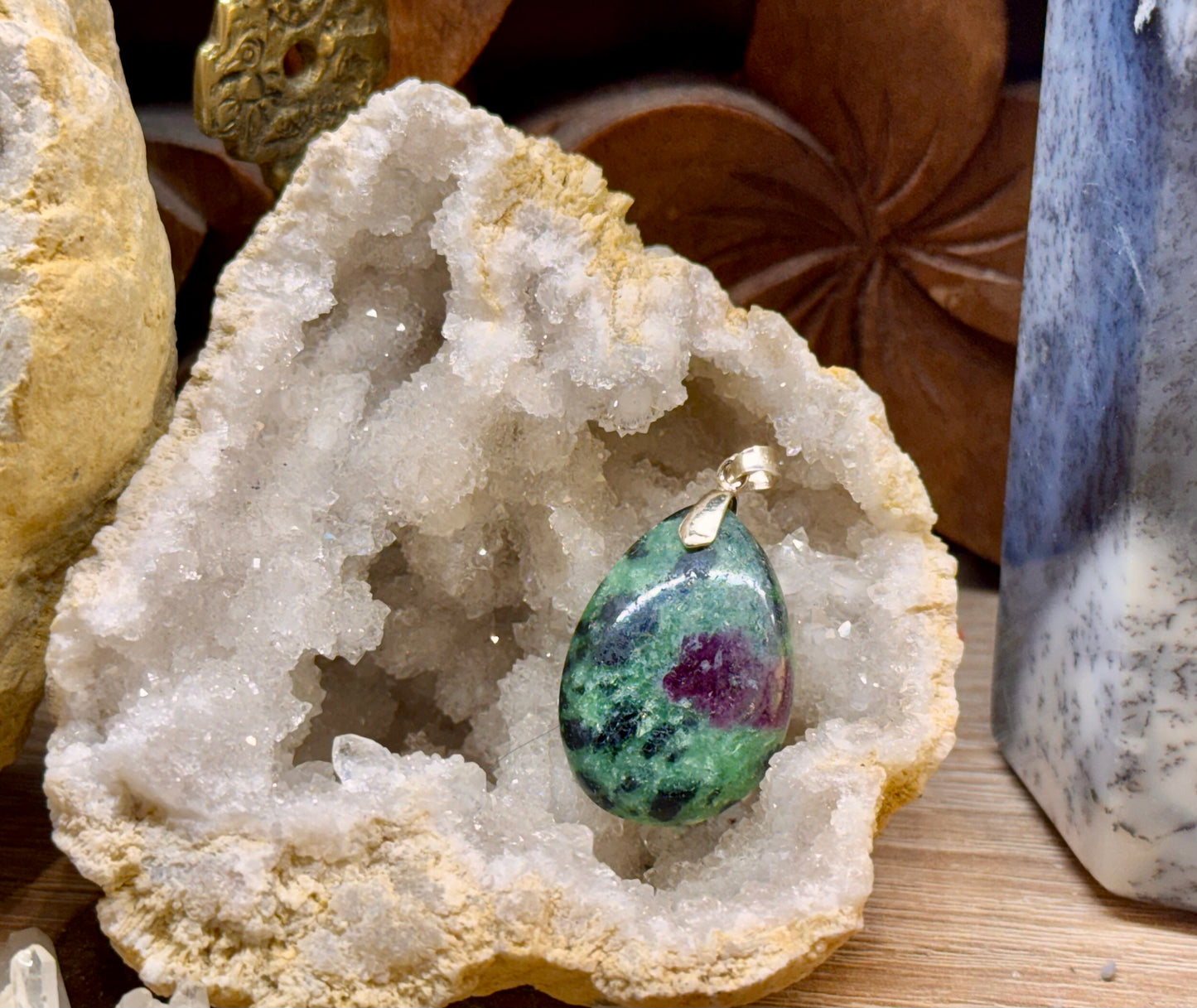 Pendentif de rubis zoïsite