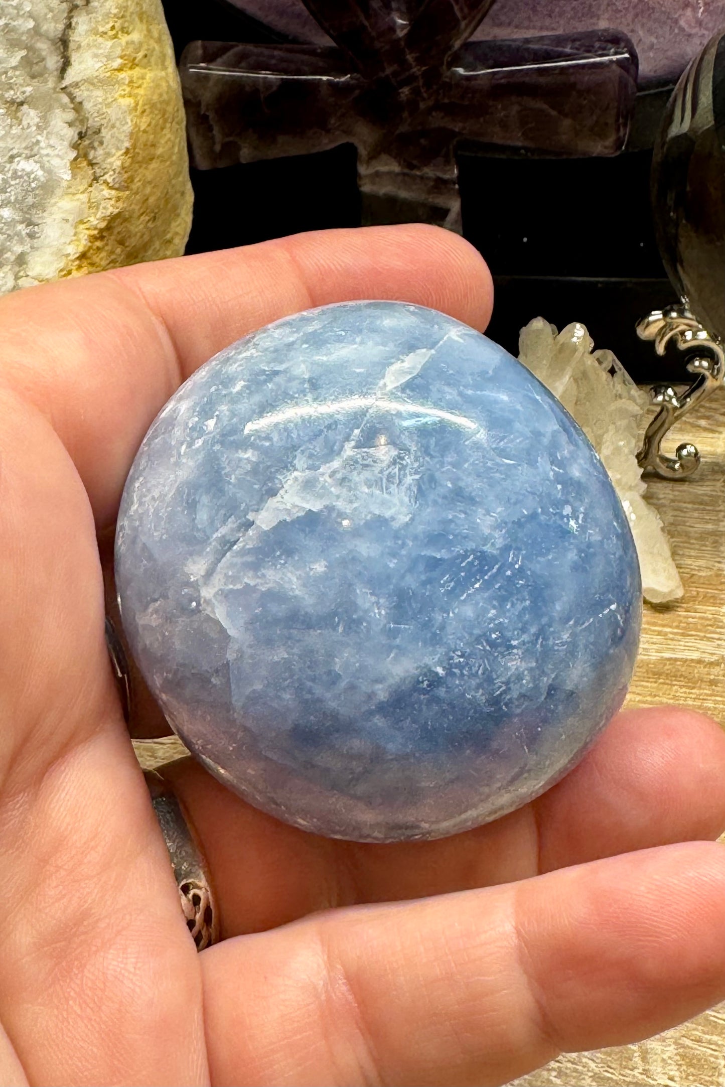 Gros galets de calcite bleue