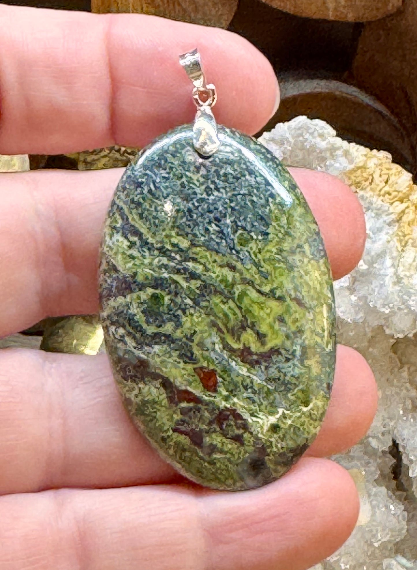 Pendentif de pierre de dragon ou piémontite