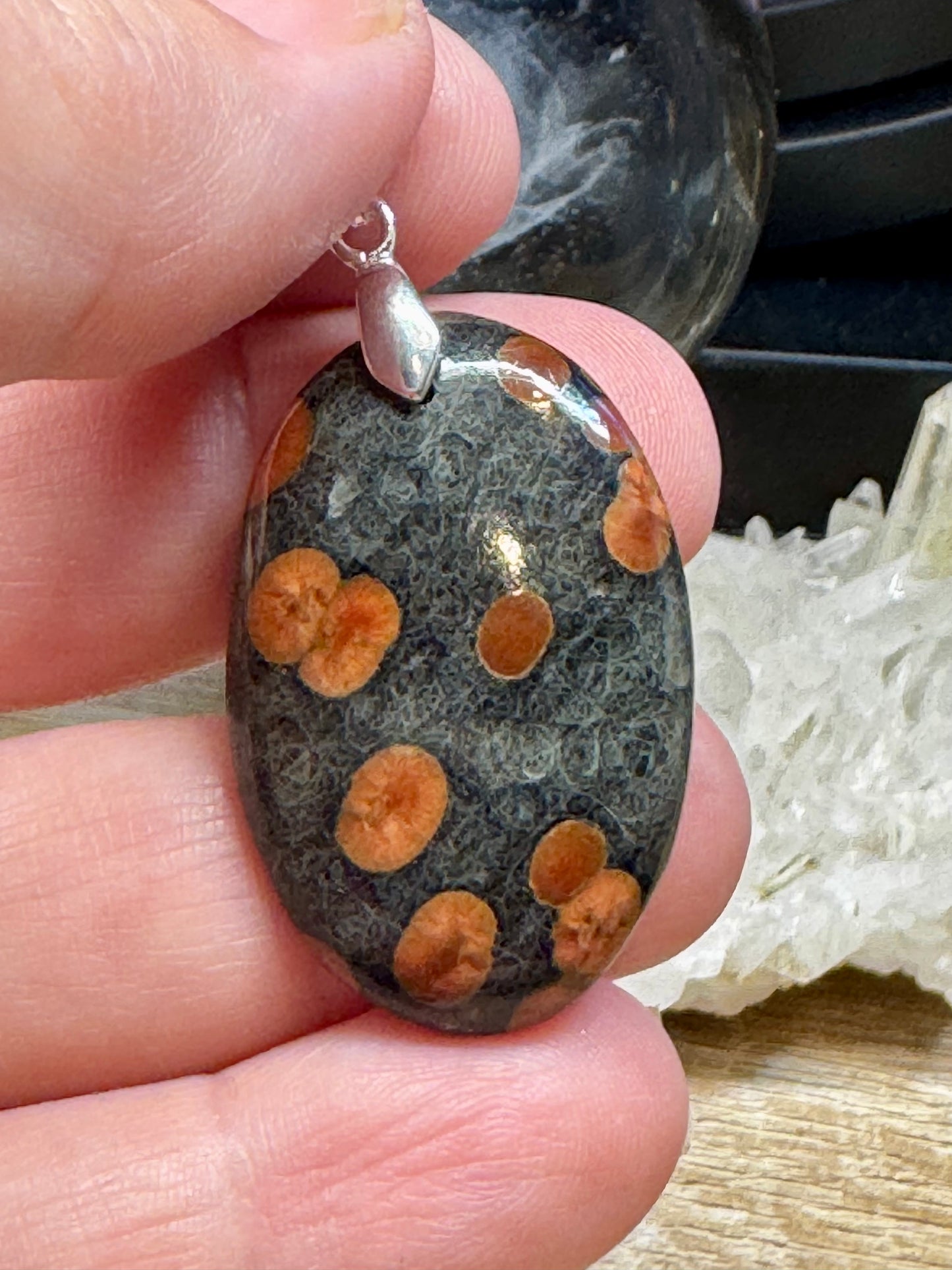 Pendentif d’obsidienne cacahuète