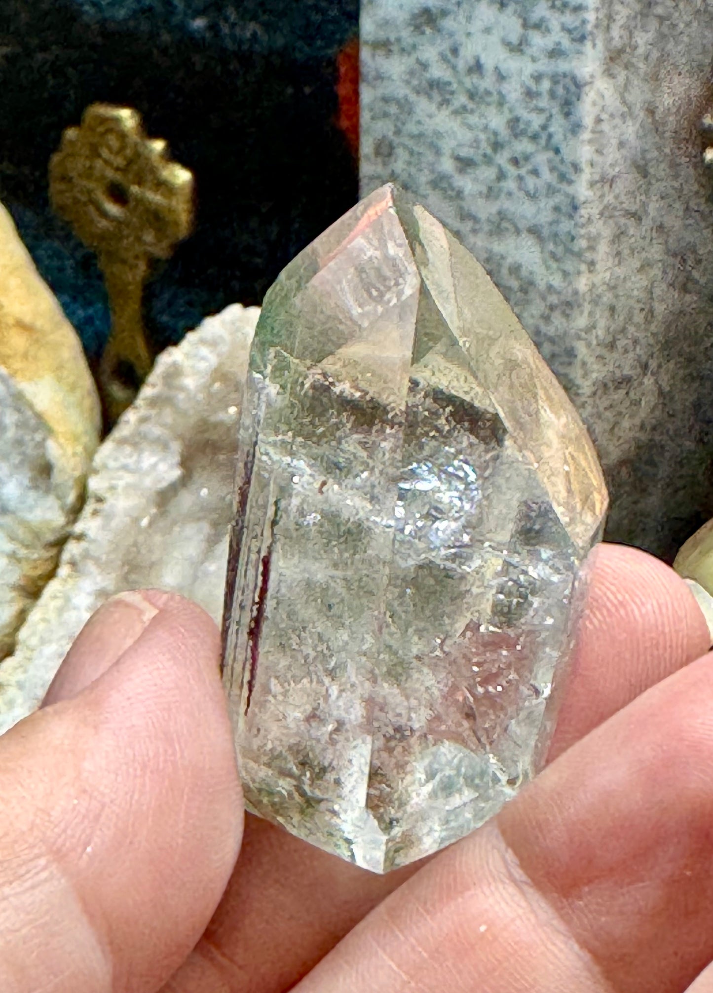 Pointe biterminée de quartz blanc avec inclusions