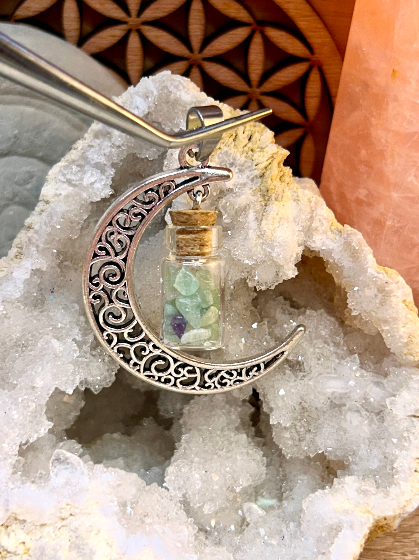 Pendentif en métal argenté et sodalite