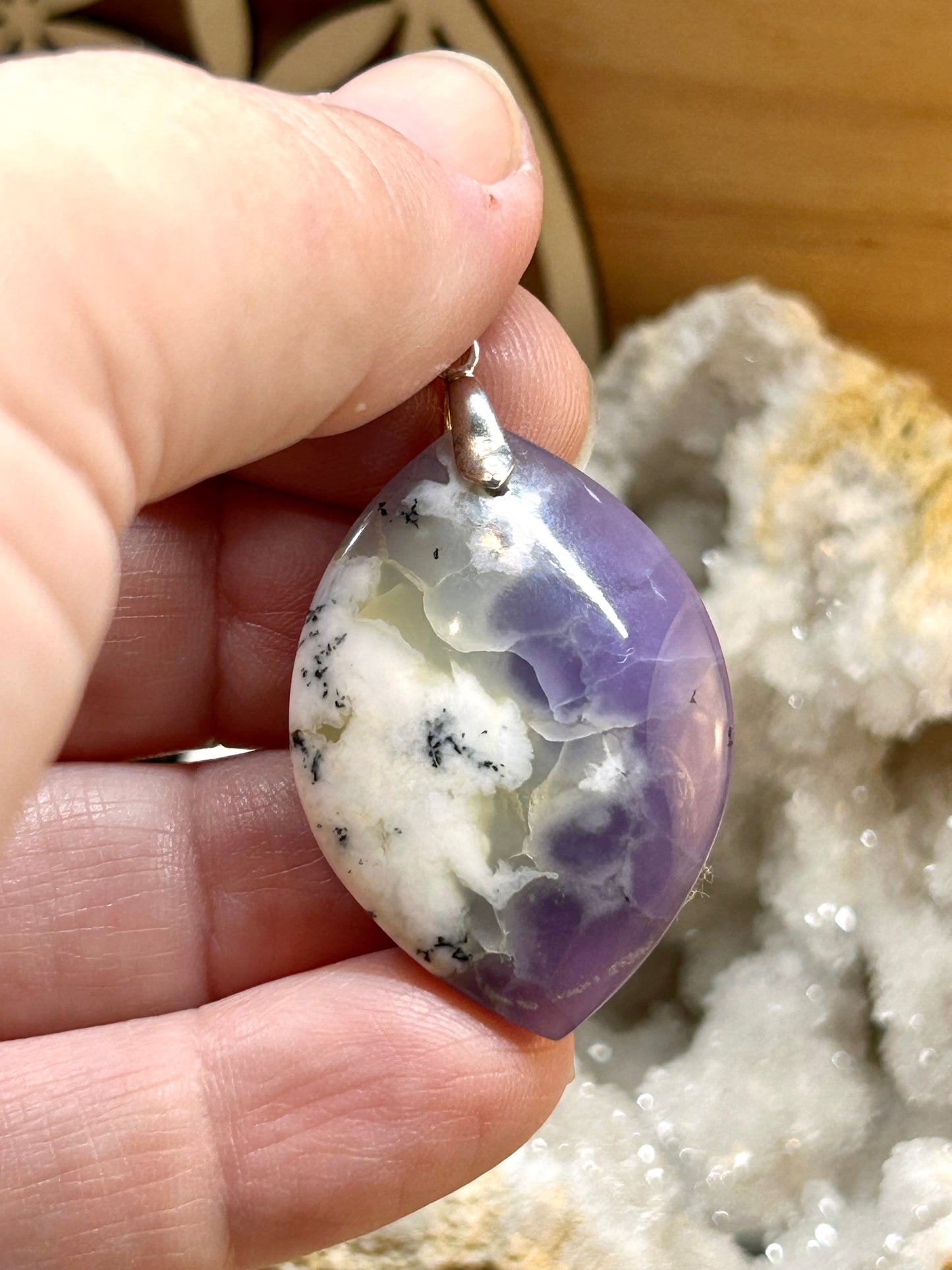 Pendentif d’opale violette