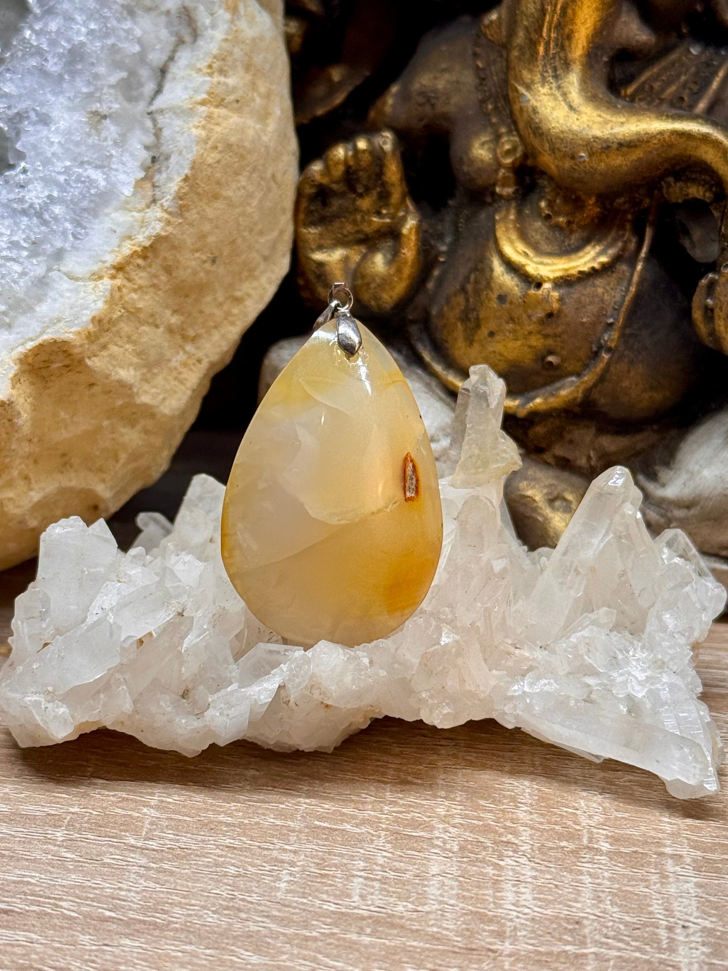Pendentif en cornaline bombée