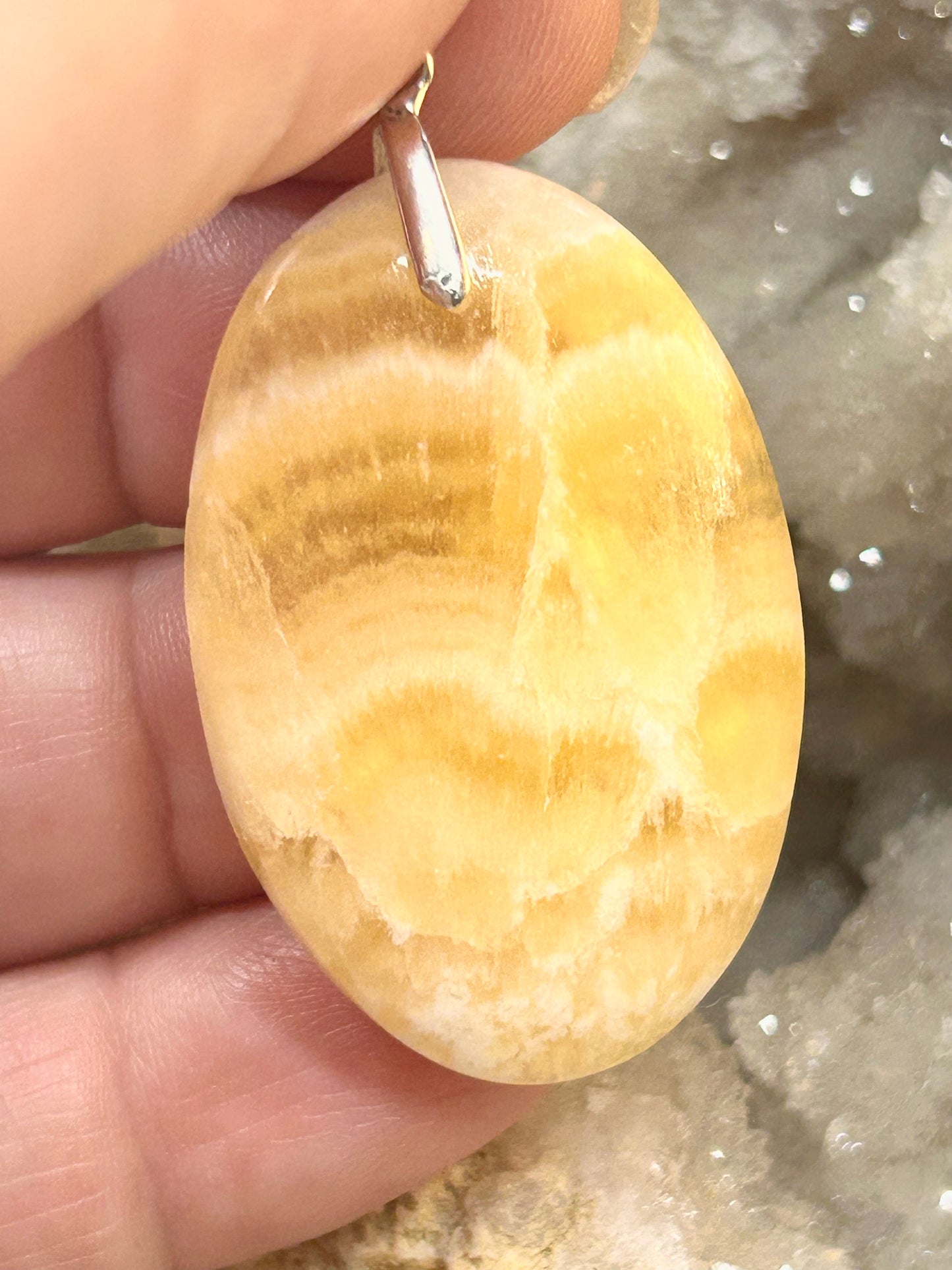 Pendentif d’aragonite jaune