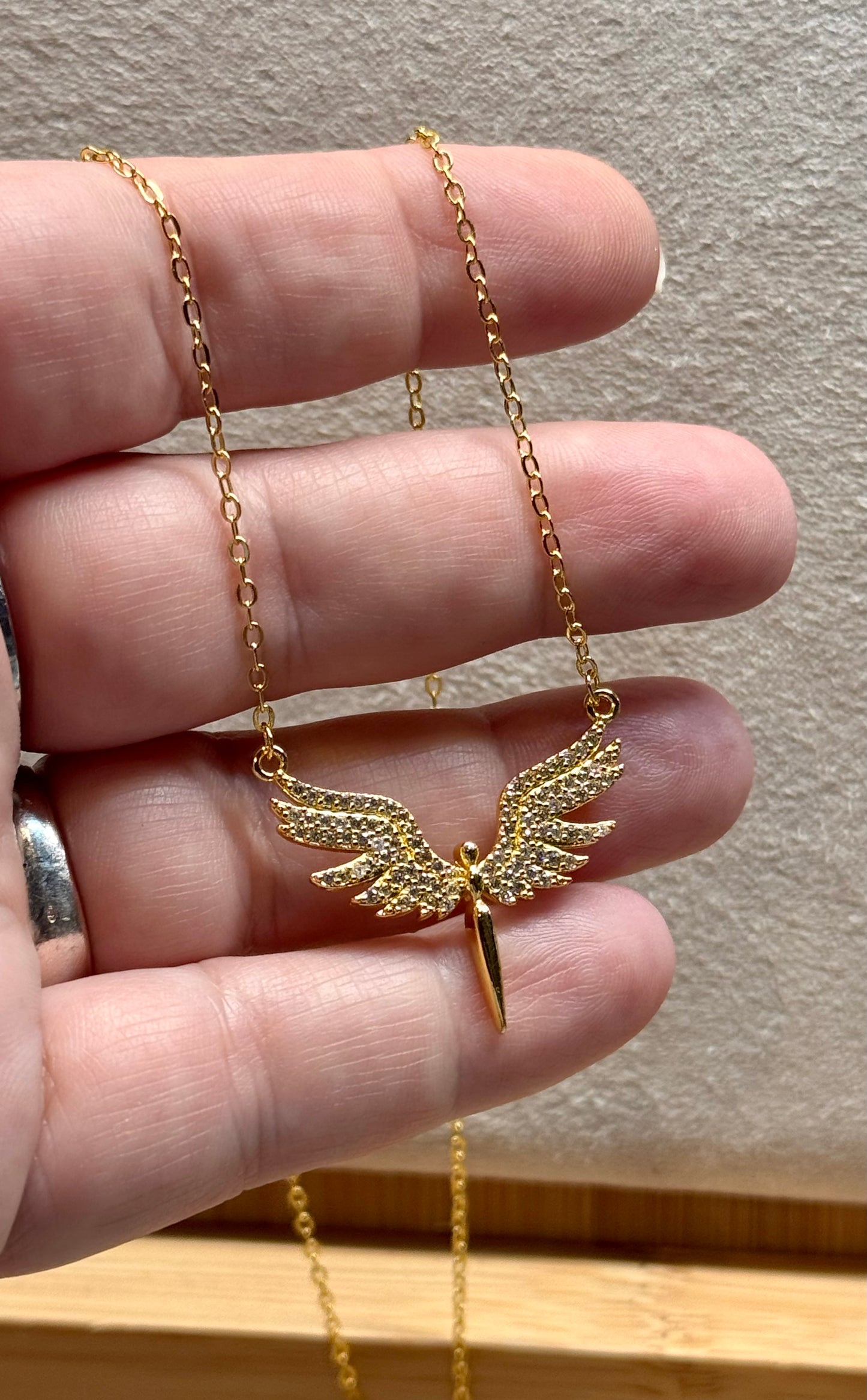 Collier doré Ange aux ailes déployées