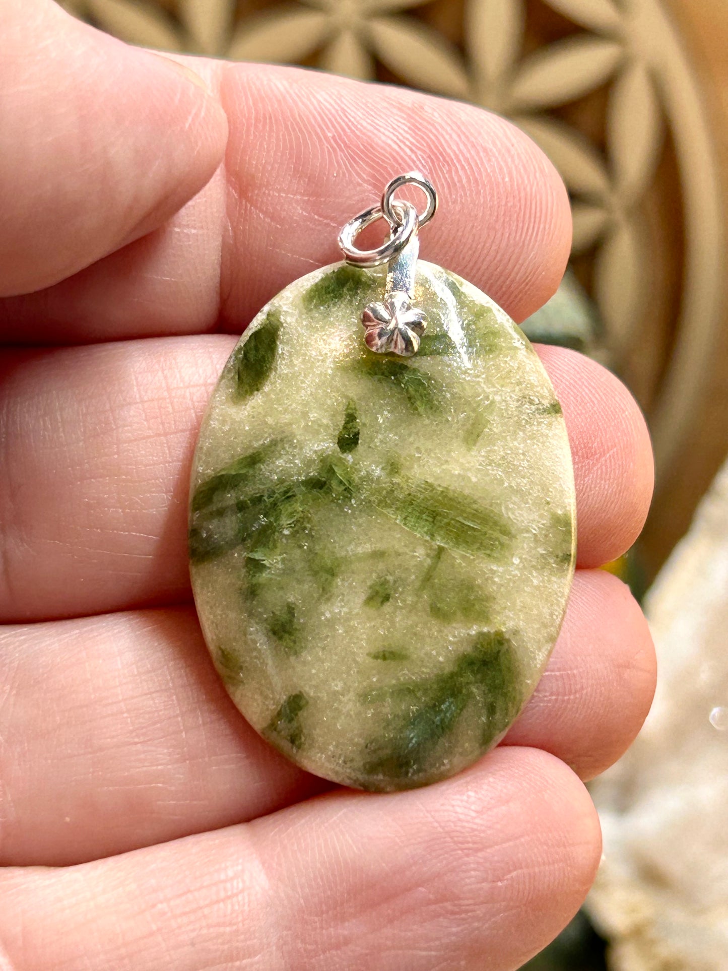 Pendentif de tourmaline verte sur quartz