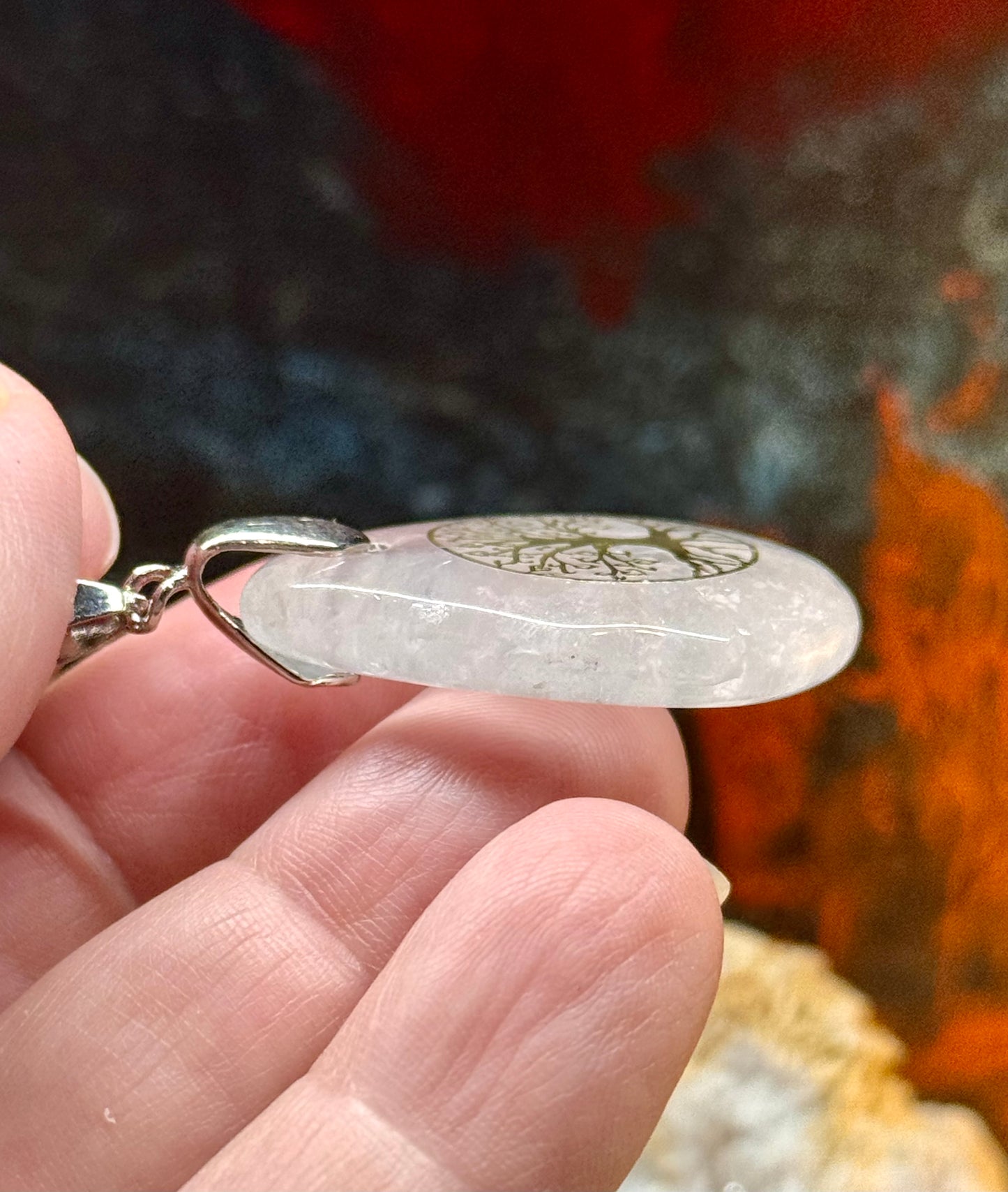 Pendentif goutte de cristal de roche avec arbre de vie plaqué