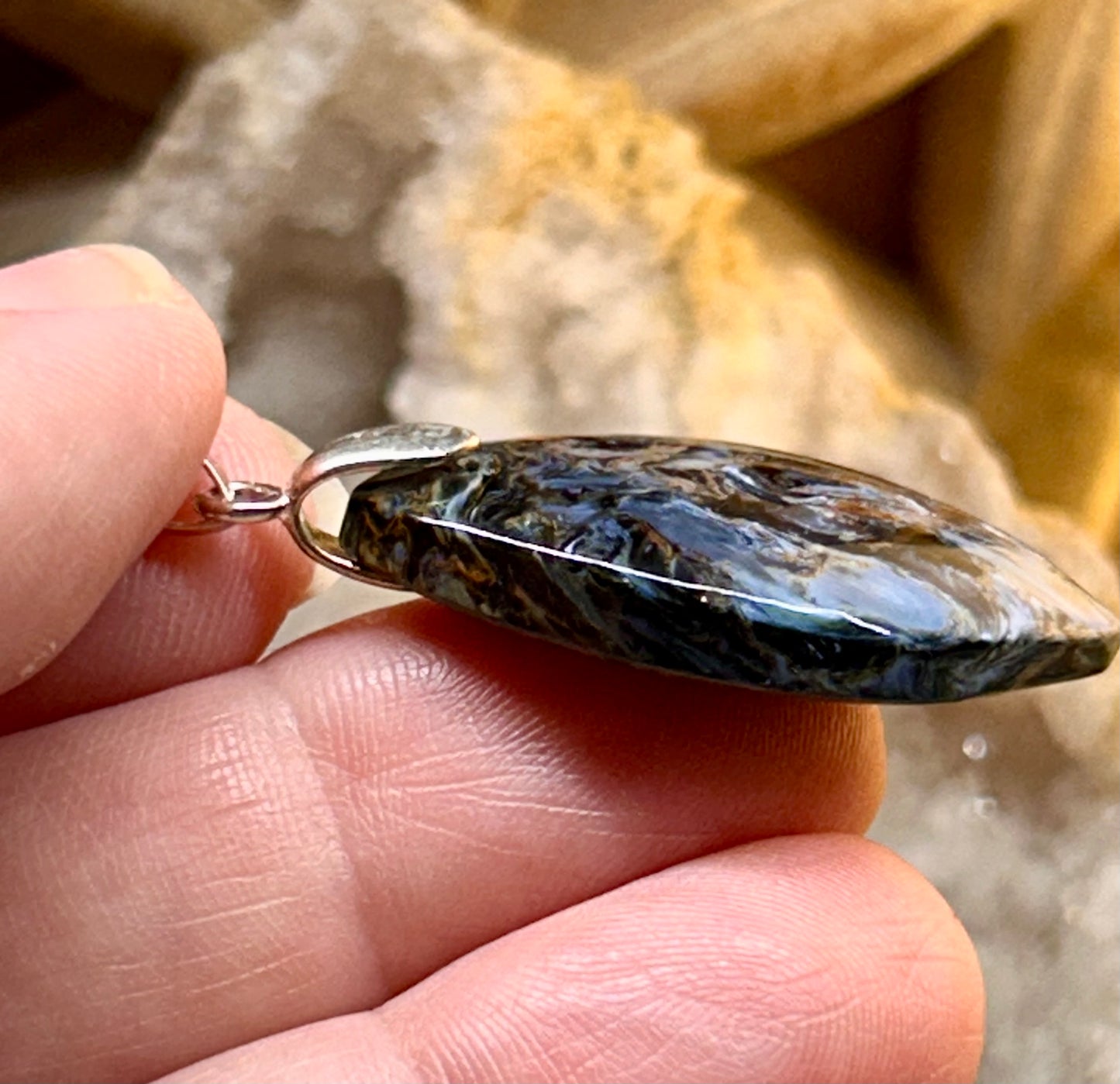 Pendentif de piétersite bleue