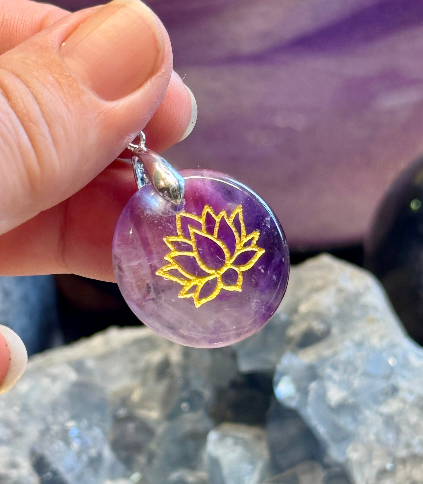 Pendentif rond en Améthyste et Lotus
