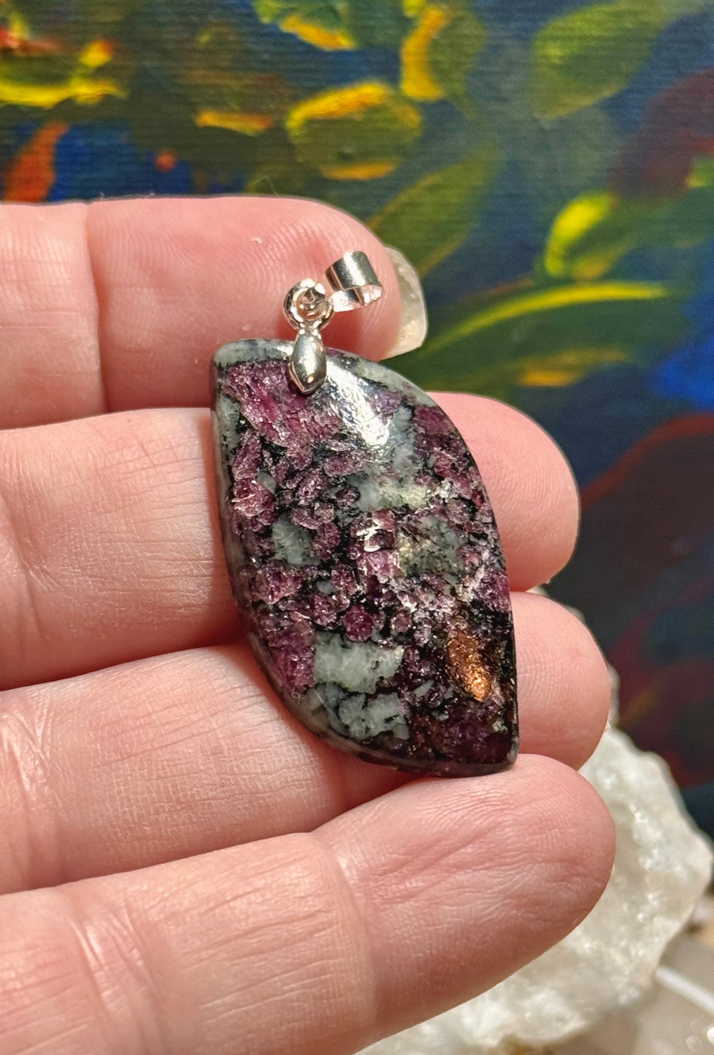 Pendentif d’eudialyte