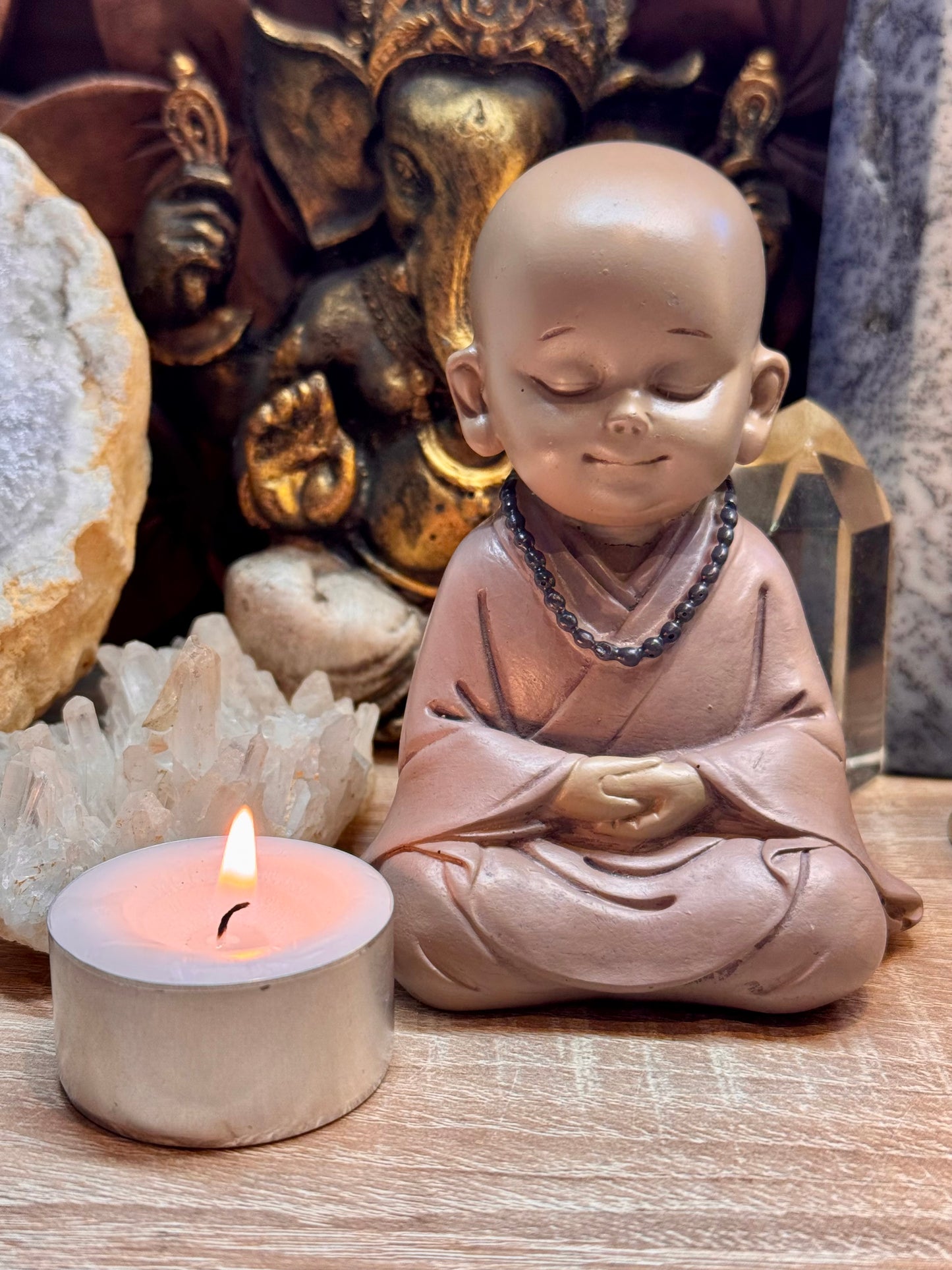 Bébé Bouddha en prière