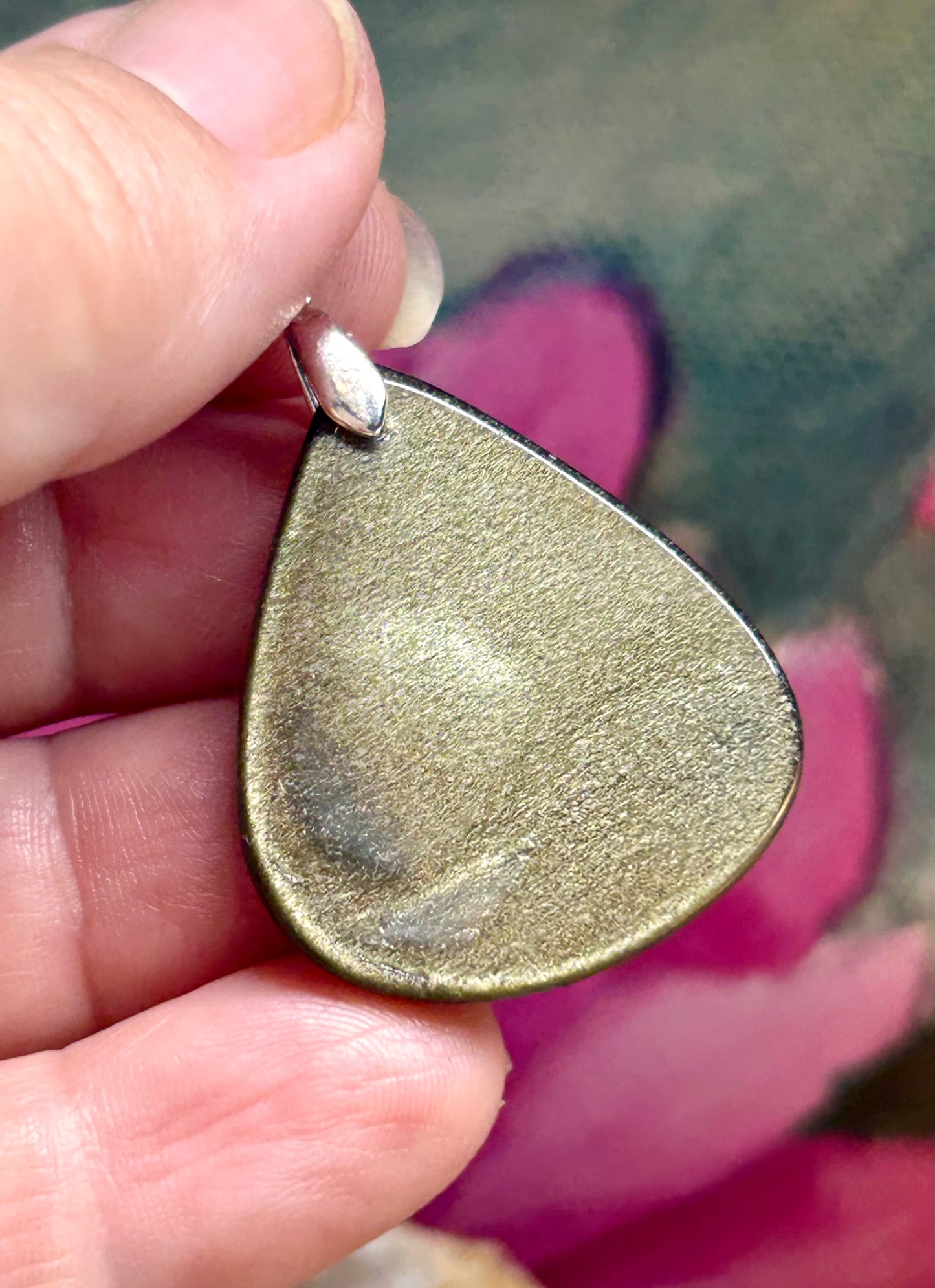 Pendentif d’obsidienne dorée