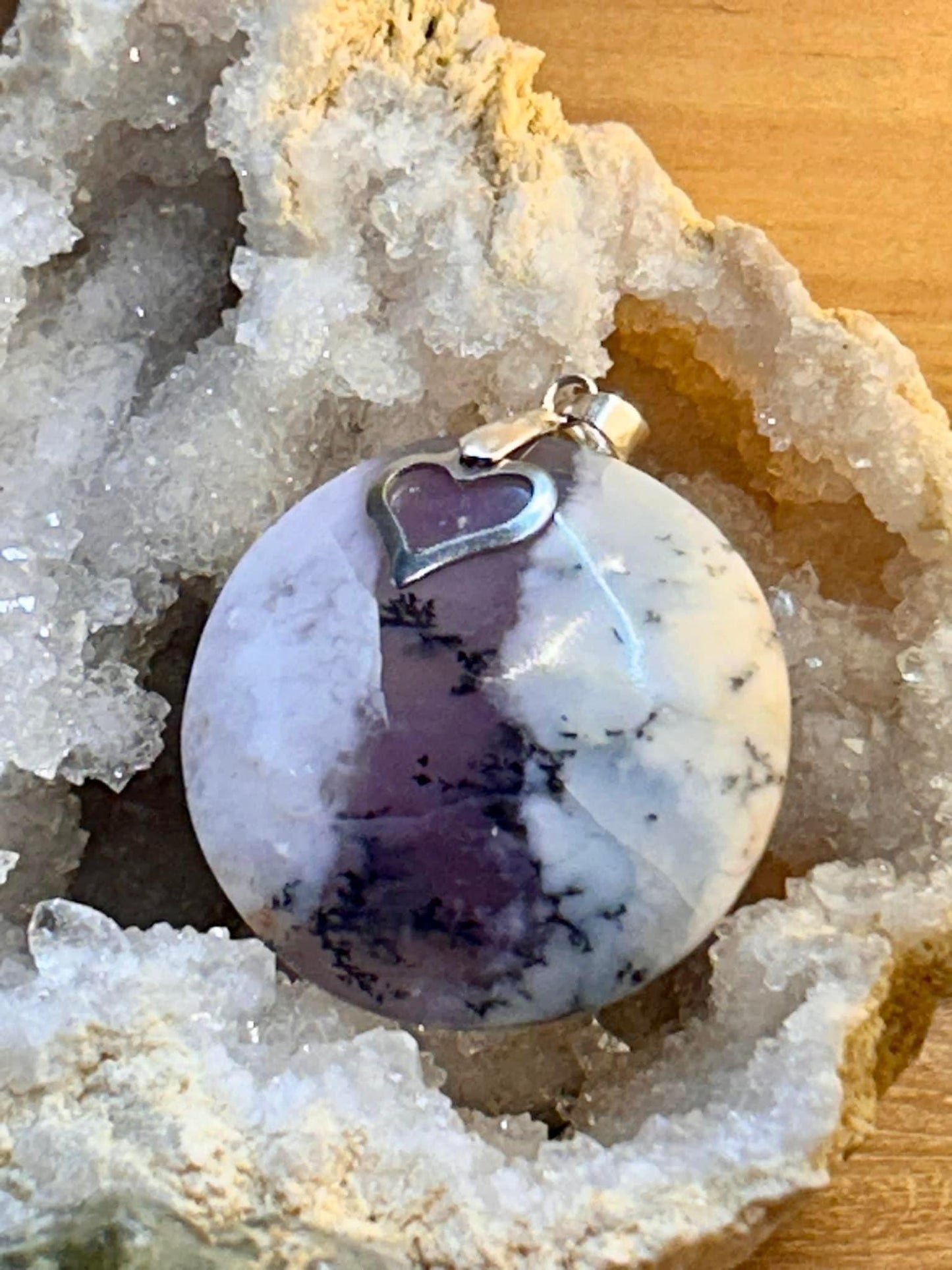 Pendentif d’opale violette