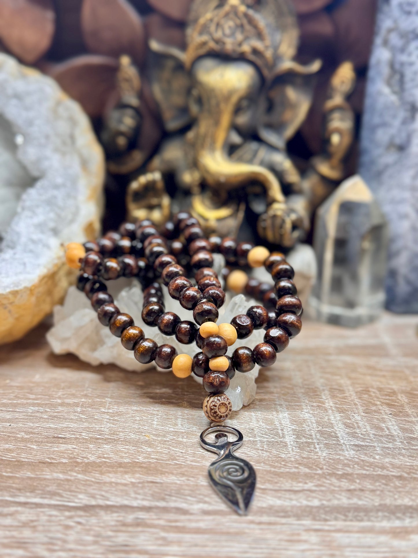 Collier de perles en bois