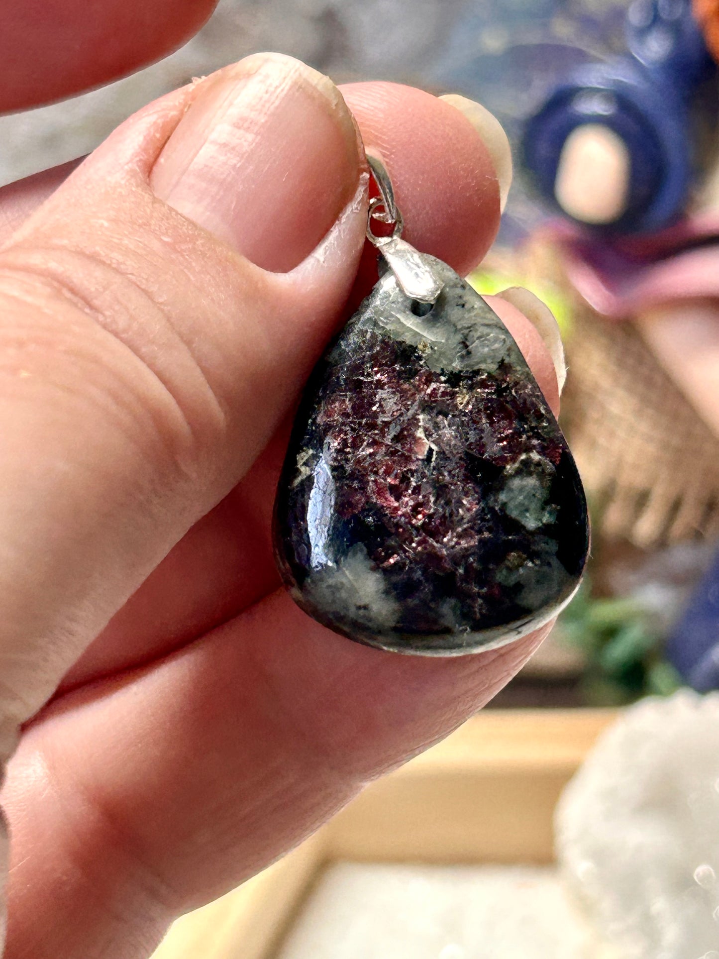 Pendentif d’eudialyte
