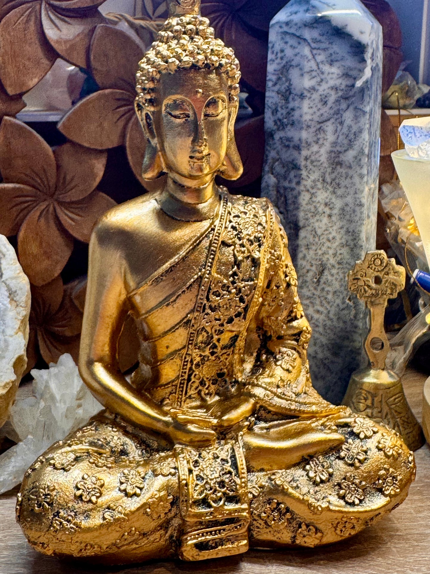 Bouddha doré en prière