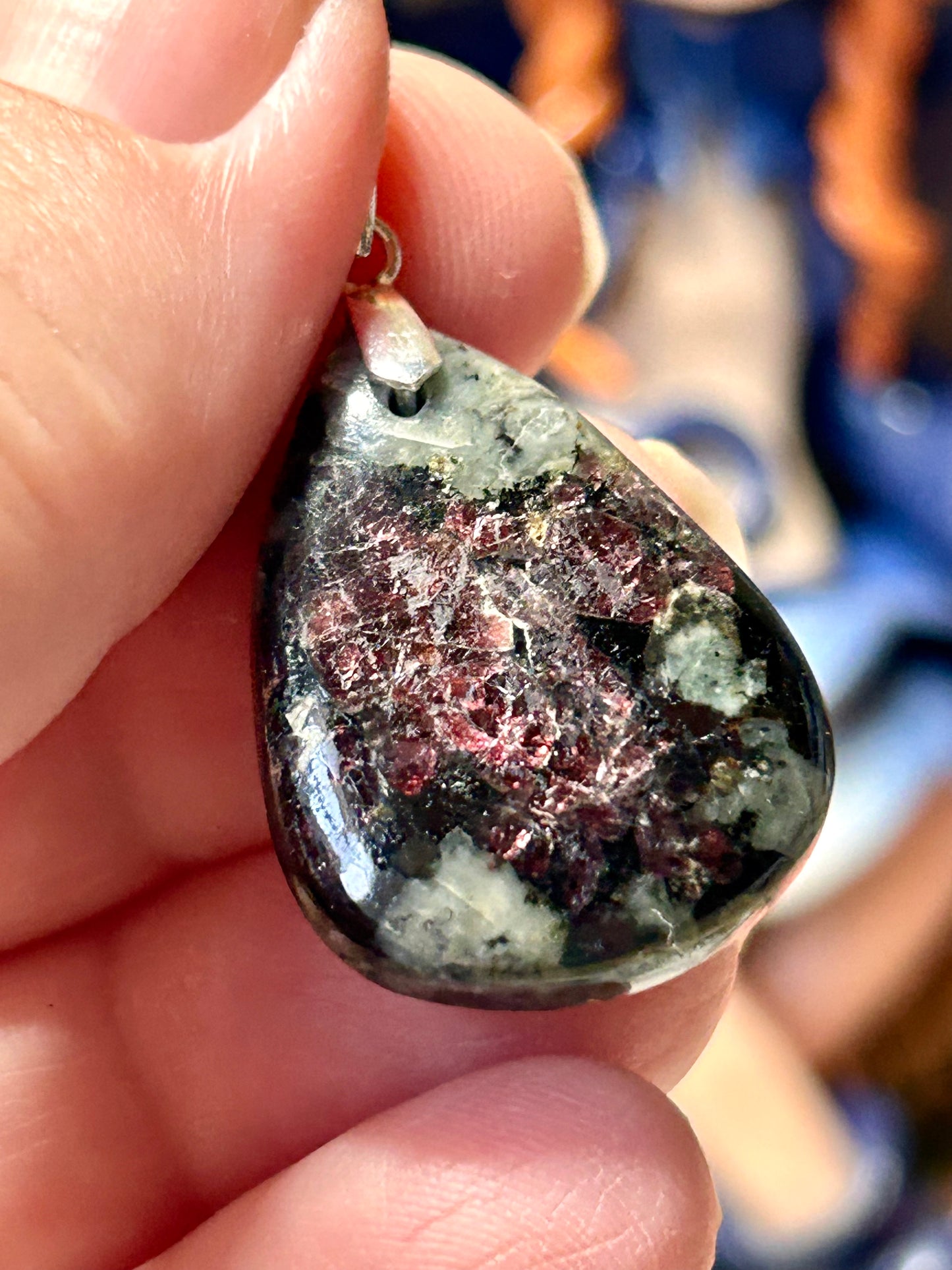 Pendentif d’eudialyte