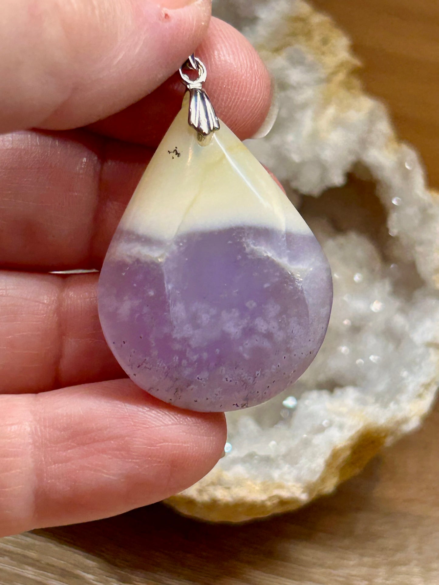 Pendentif d’opale violette